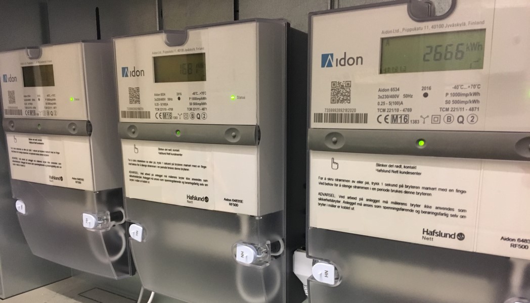 SMARTE MÅLERE: De såkalte smarte strømmålerne kan gi nettselskapene mye nyttig informasjon om når vi bruker mest strøm. Foto: Linda Ørstavik Öberg.