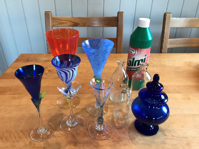 Salmiakk fjerner fett og støv effektivt, men du bør bruke gummihansker og vernebriller.