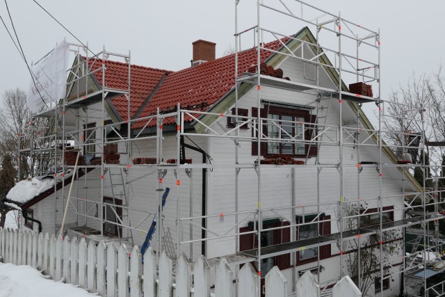 Undertaket fikk ny duk, nye lekter og sløyfer før det ble tekket med tradisjonell teglstein.