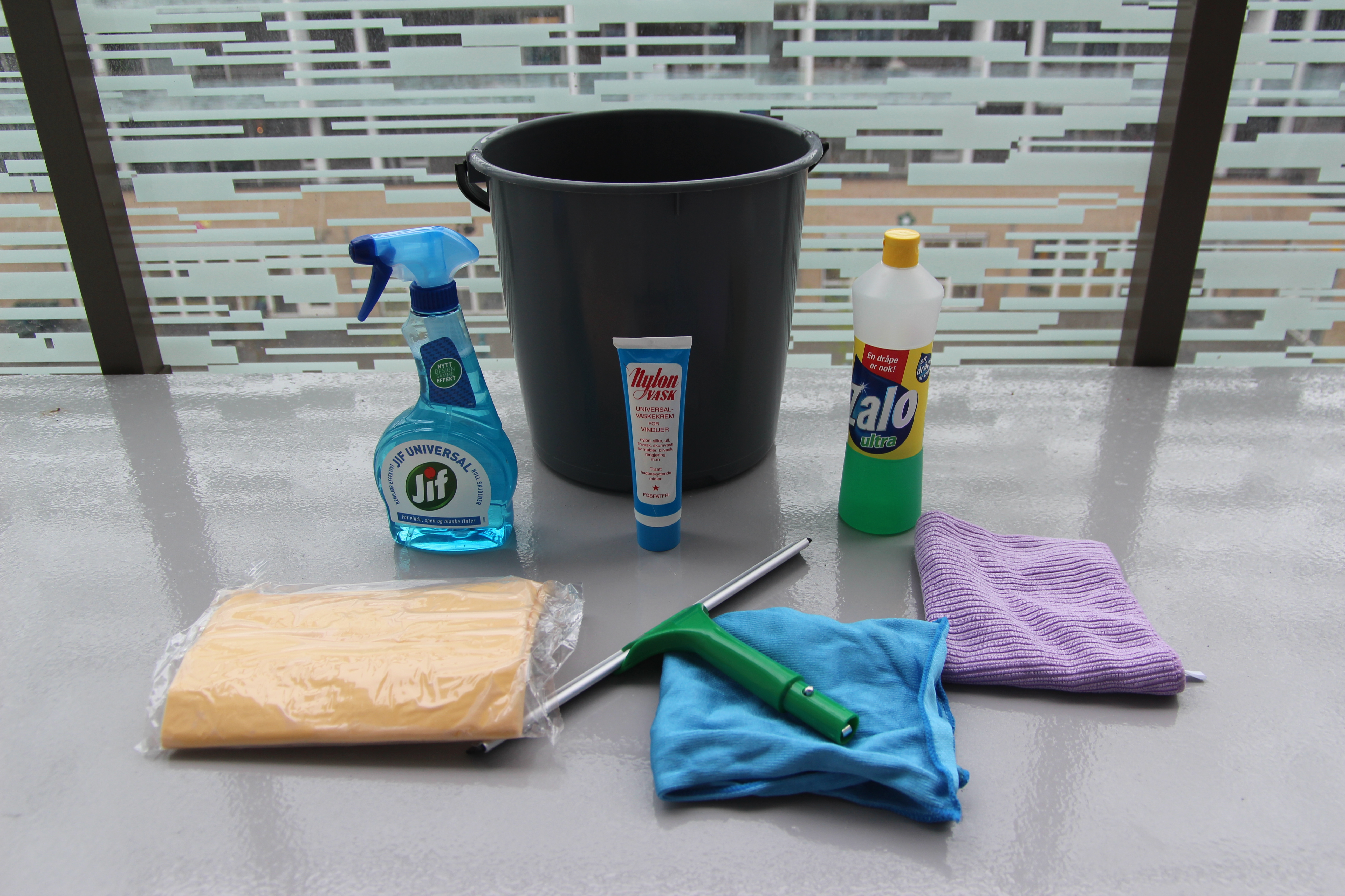Det finnes et hav av produkter og hjelpemidler, men du kommer langt med vann, nal og en klut.