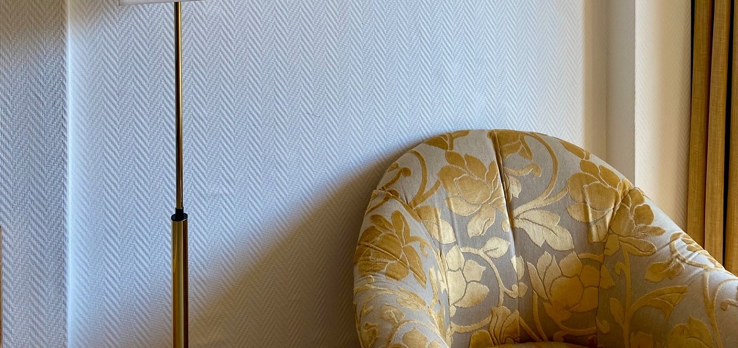 Bildet illustrerer en vegg med strietapet, til en artikkel om hvordan man kan bli kvitt strietapet og få en glatt vegg.