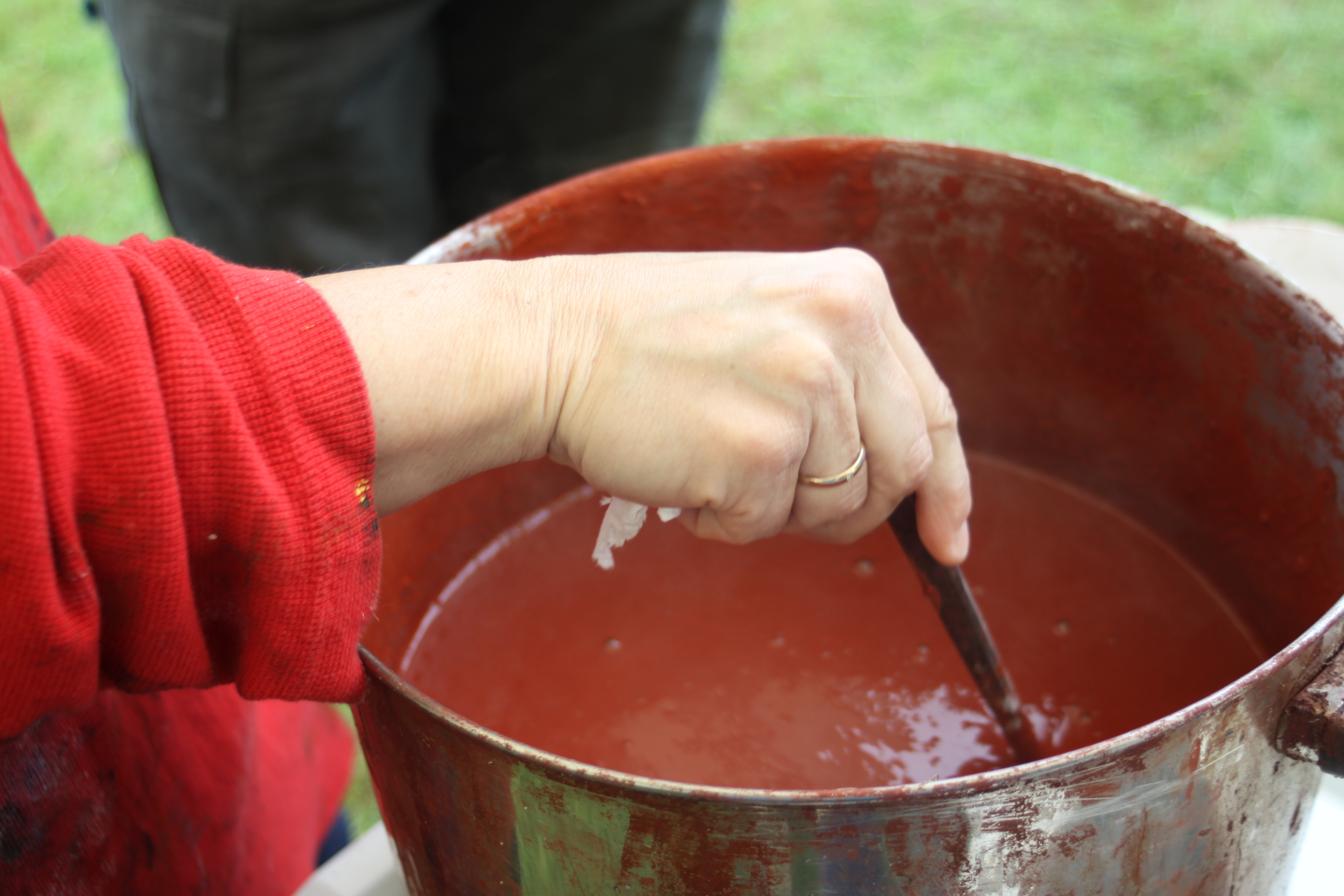 VARMES P&Aring; KOKEPLATE: Foruten kobber inneholder malmen jernoksider, kiselsyrer og sink som har en konserverende virkning p&aring; treet. Foto: Christel E Wigen Gr&oslash;ndahl, Byggogbevar.no.