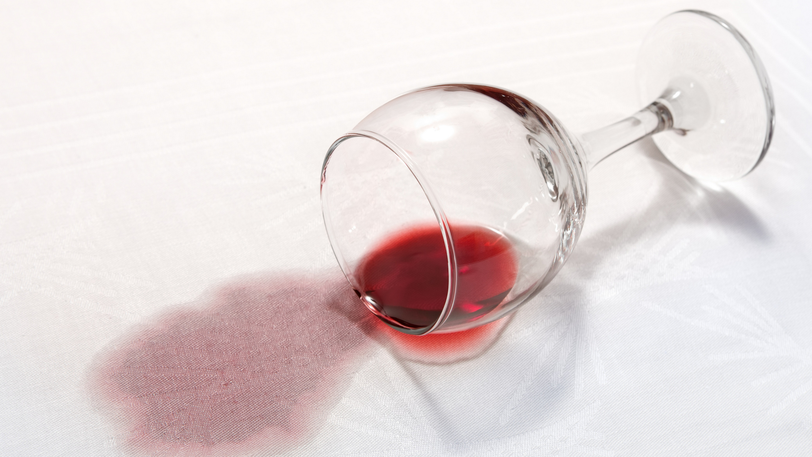 Flekkfjerningsguide: Slik fjerner du flekker fra møbeltekstiler, klær og andre tekstiler