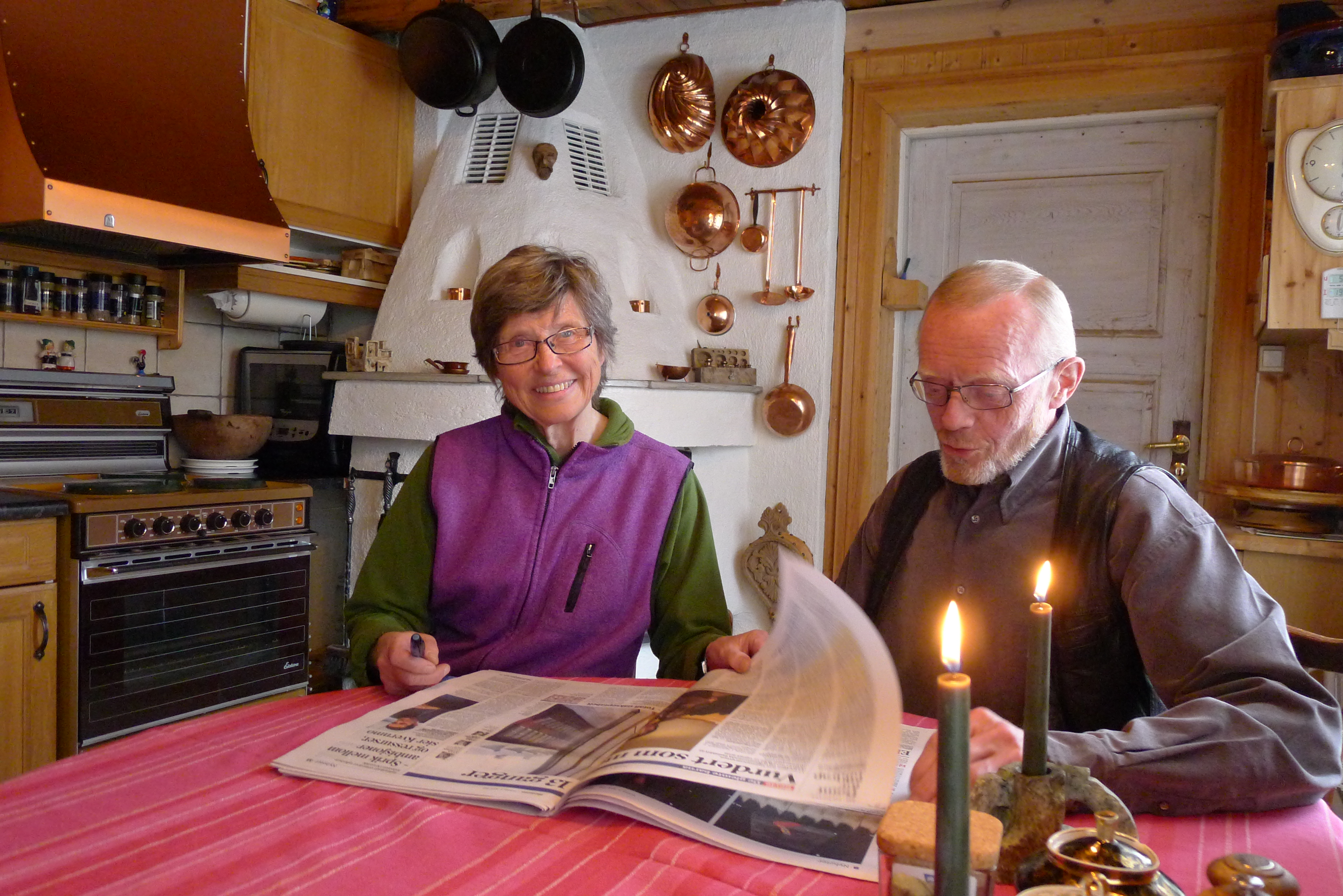 Ekteparet Knudsen føler seg trygge hjemme i det gamle huset på Røros.