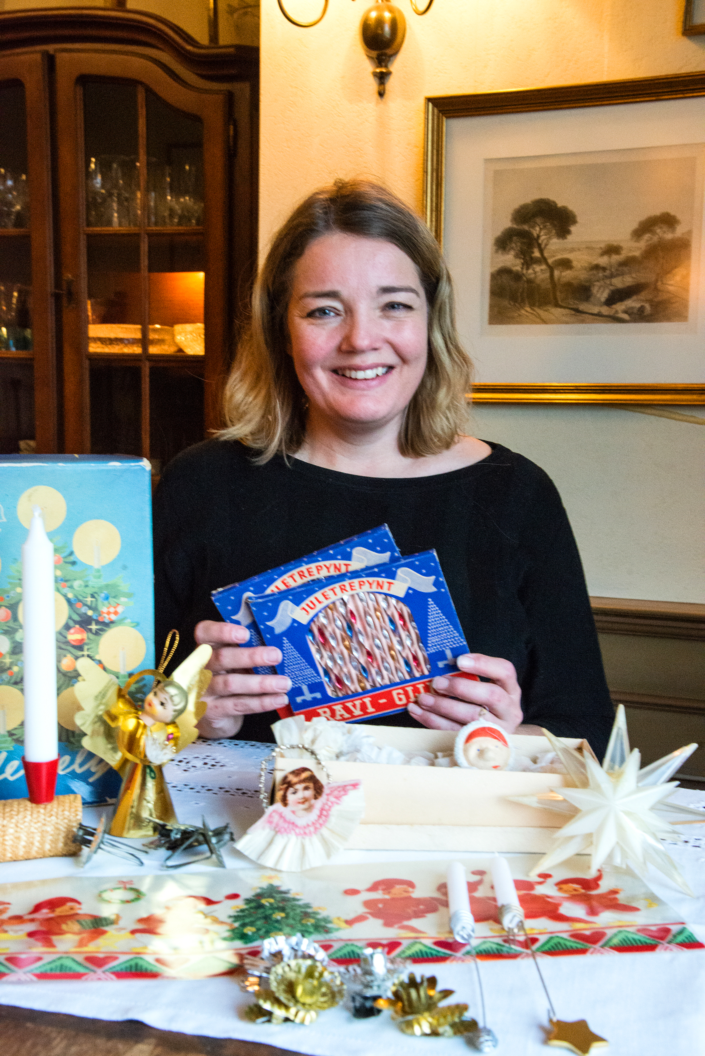 PYNT: Marit Odden har jobbet med historisk julepynt i en årrekke, og har mange kuriøse eksempler på hva vi pyntet hjemmene våre med i tidligere tider. Foto: Magasinet Norske Hjem / Frøyset