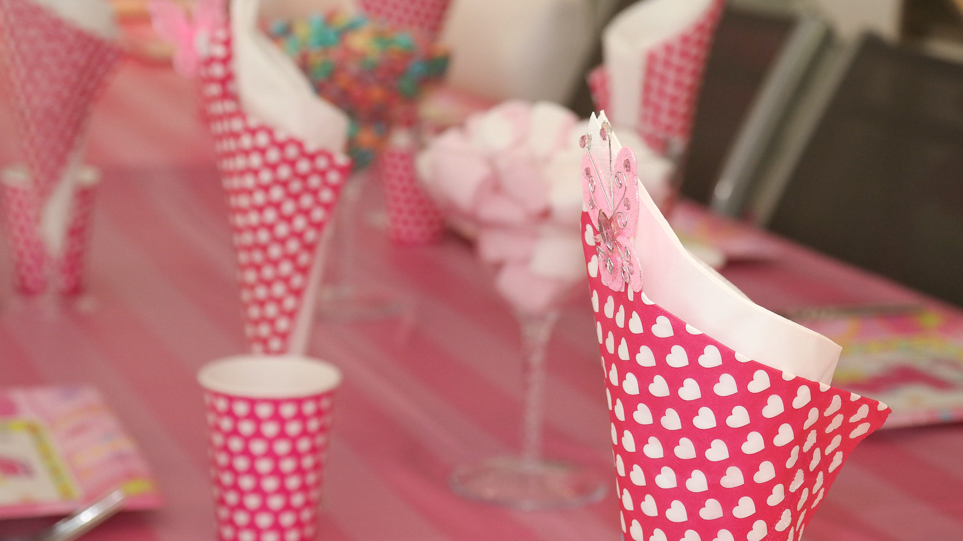 Festbord dekket med engangsservice.