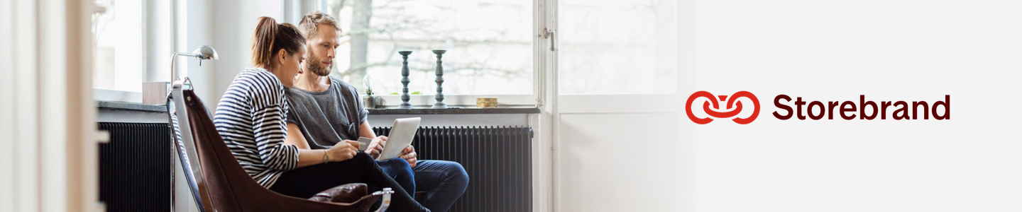 Par sitter foran en laptop 