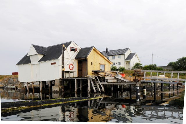 I STRANDSONEN: Sjøbua  og huset har stått her siden 1927. Huset fikk en ekstra etasje i 1956 og et større tilbygg i 2007. Nå blir også sjubua utvidet.