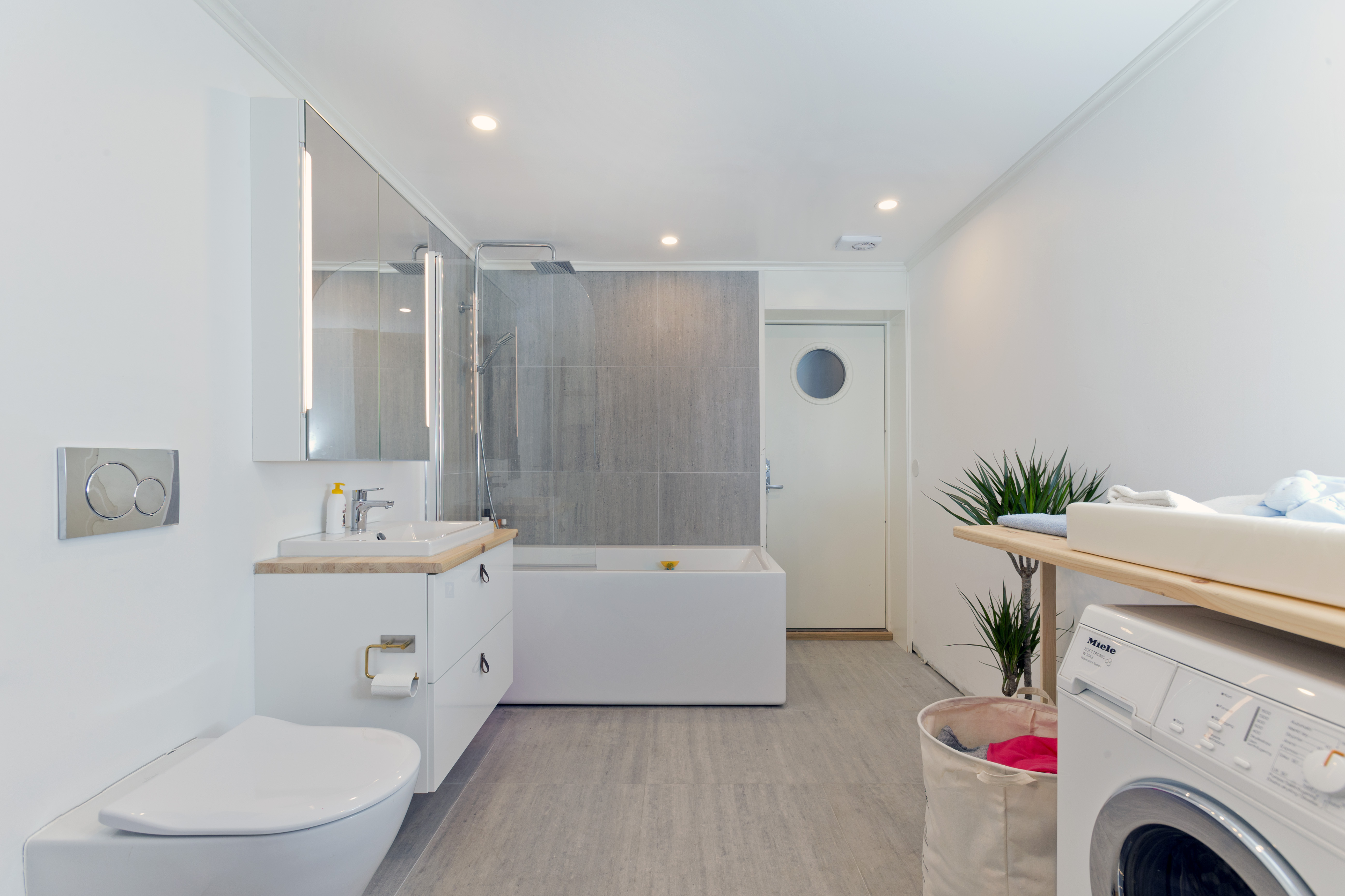 NYTT BAD: Med 45 nye kvadratmeter å boltre seg på ble det plass til et meget stort bad.