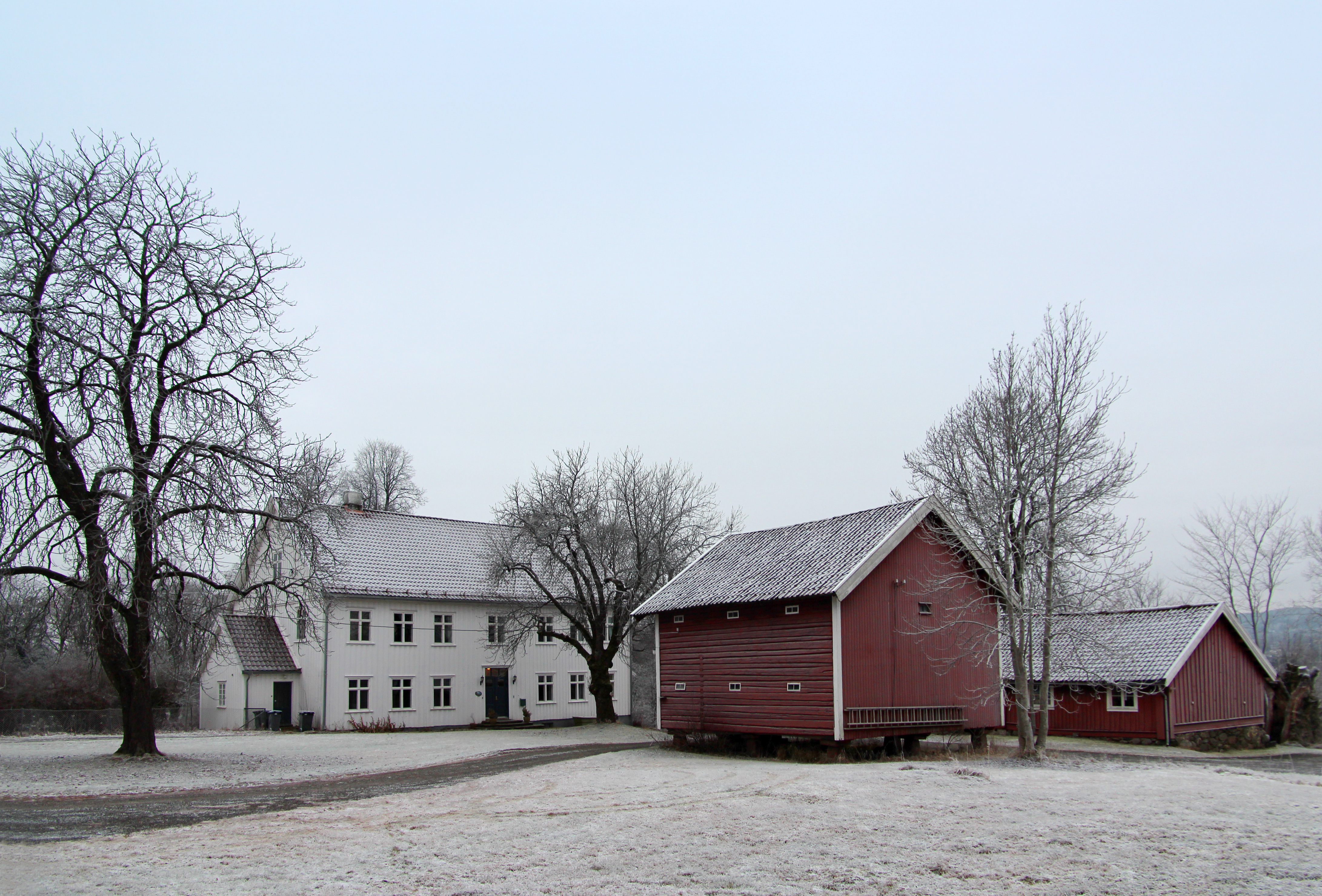 Asker  prestegård ligger like nordøst for Asker kirke, og hele fem av bygningene på gården er fredet. Nå står hovedbygningen tom.
