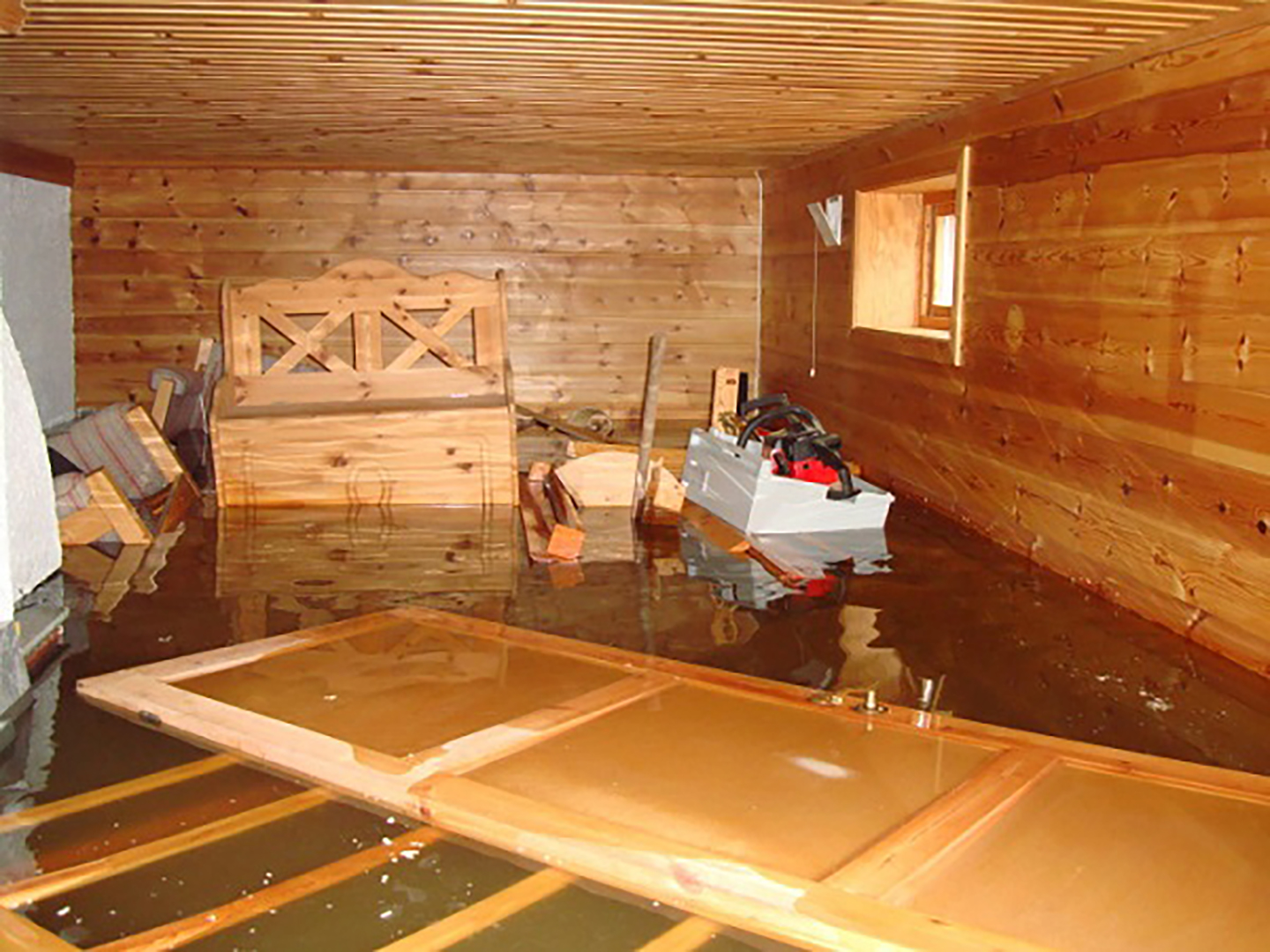 Store nedbørsmengder og flom er dårlig nytt for kjellere i Sør-Norge. Dette fører til vannskader.