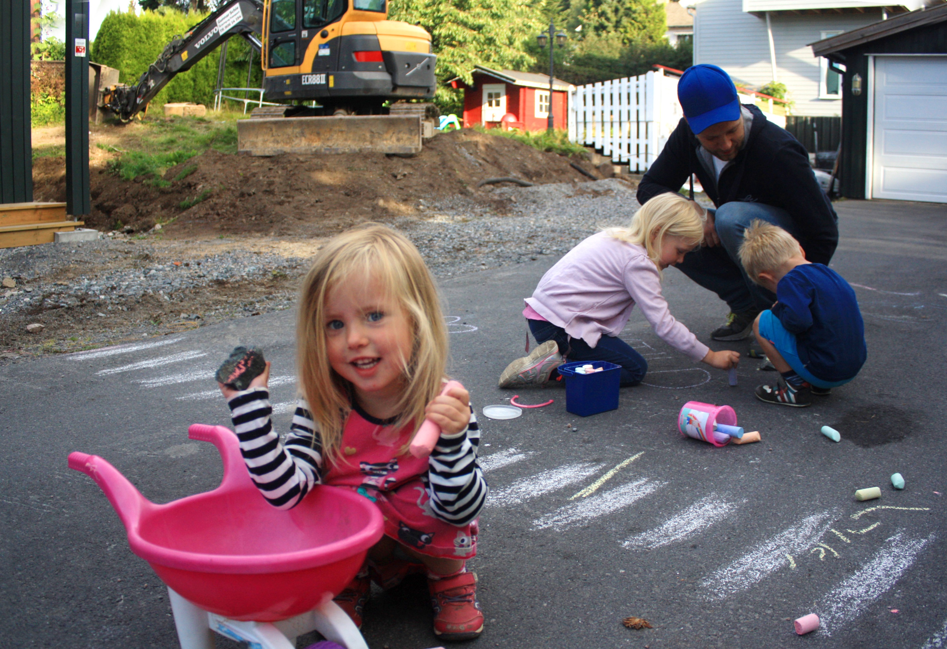 LITT IGJEN: Da Hus & Bolig besøkte familien i høst var det fortsatt litt arbeid igjen på tomta. 