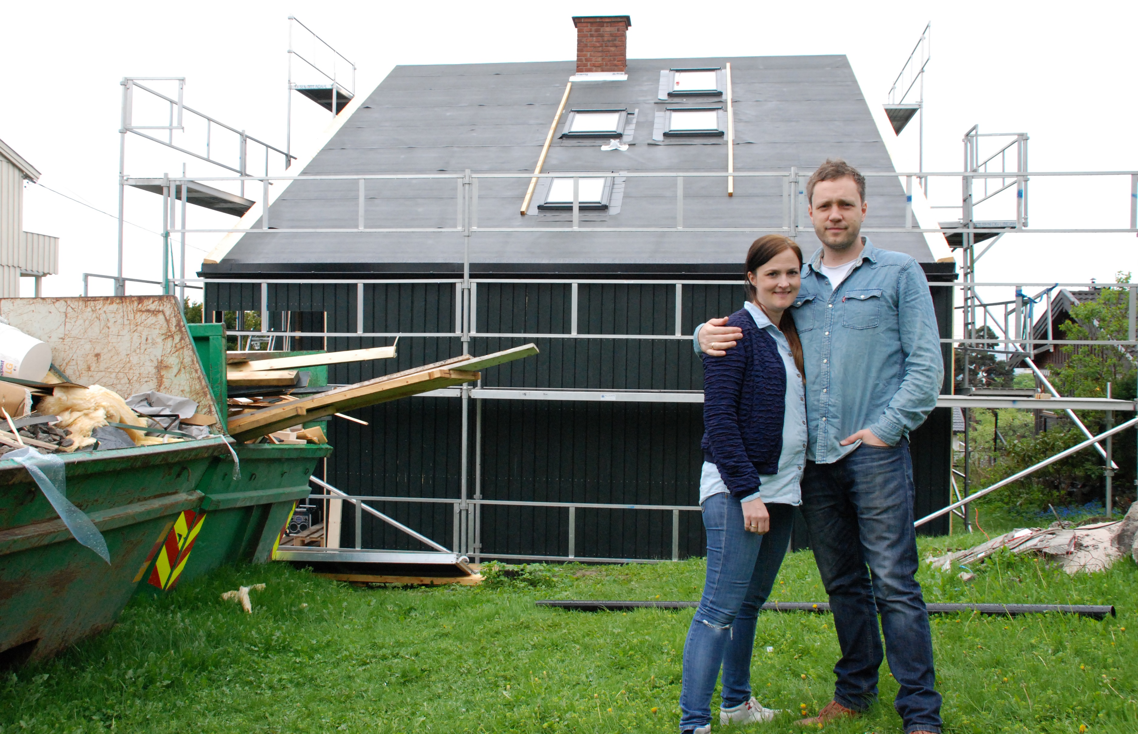 TOK TID: Solveig og Anders utenfor huset i juni. 