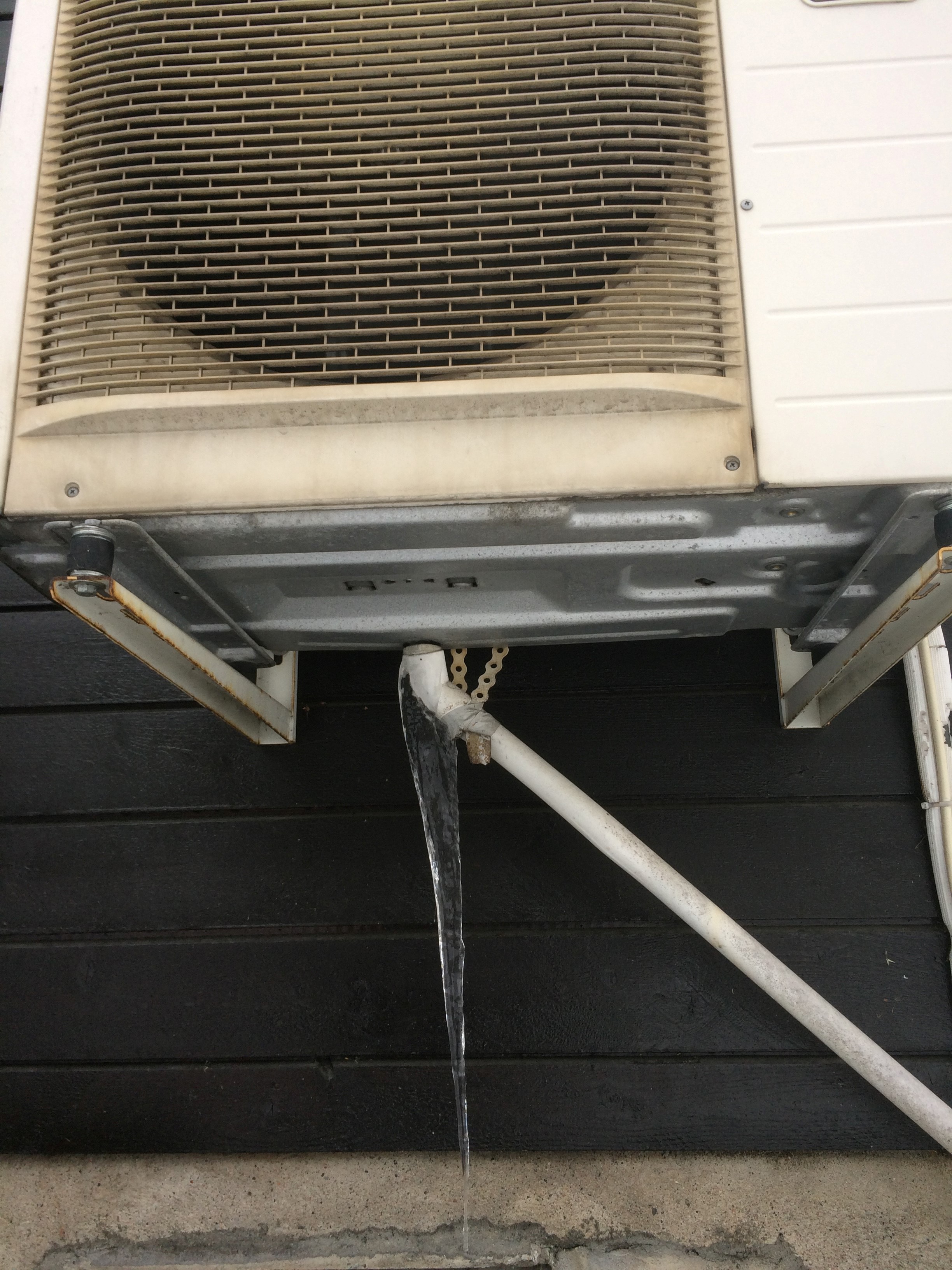 PÅ AVVEIE: Her er vannet som var ment å renne inn i drensrøret på avveie. 