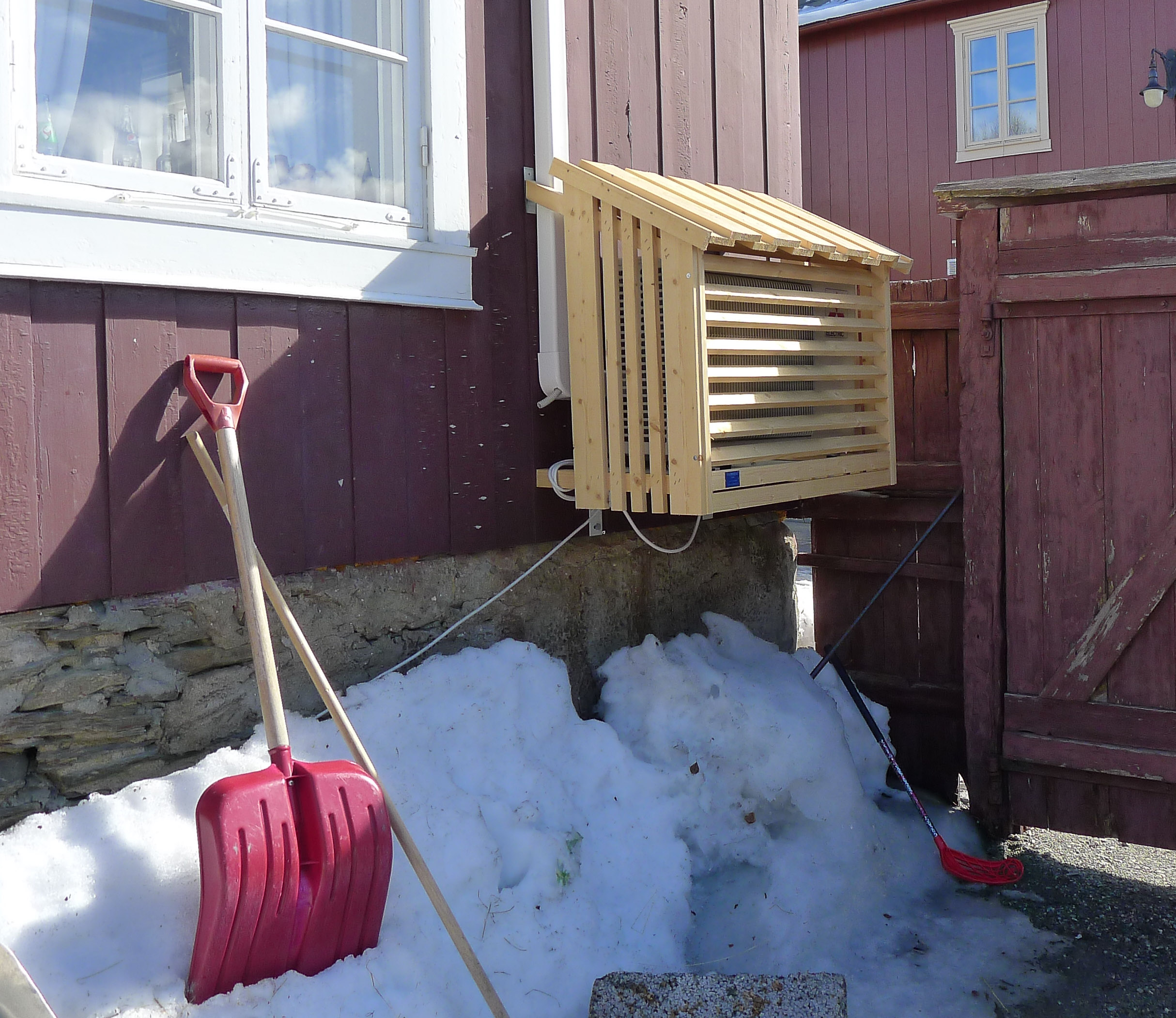 HUS: Et varmepumpehus kan beskytte varmepumpen, men pass på at det ikke blir for tett rundt pumpen. 