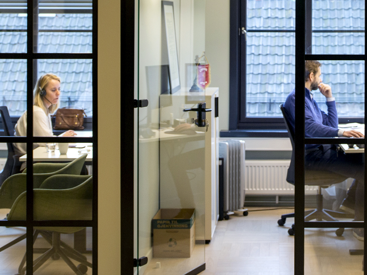 Juss-studenter svarer på spørsmål fra jusstelefonen