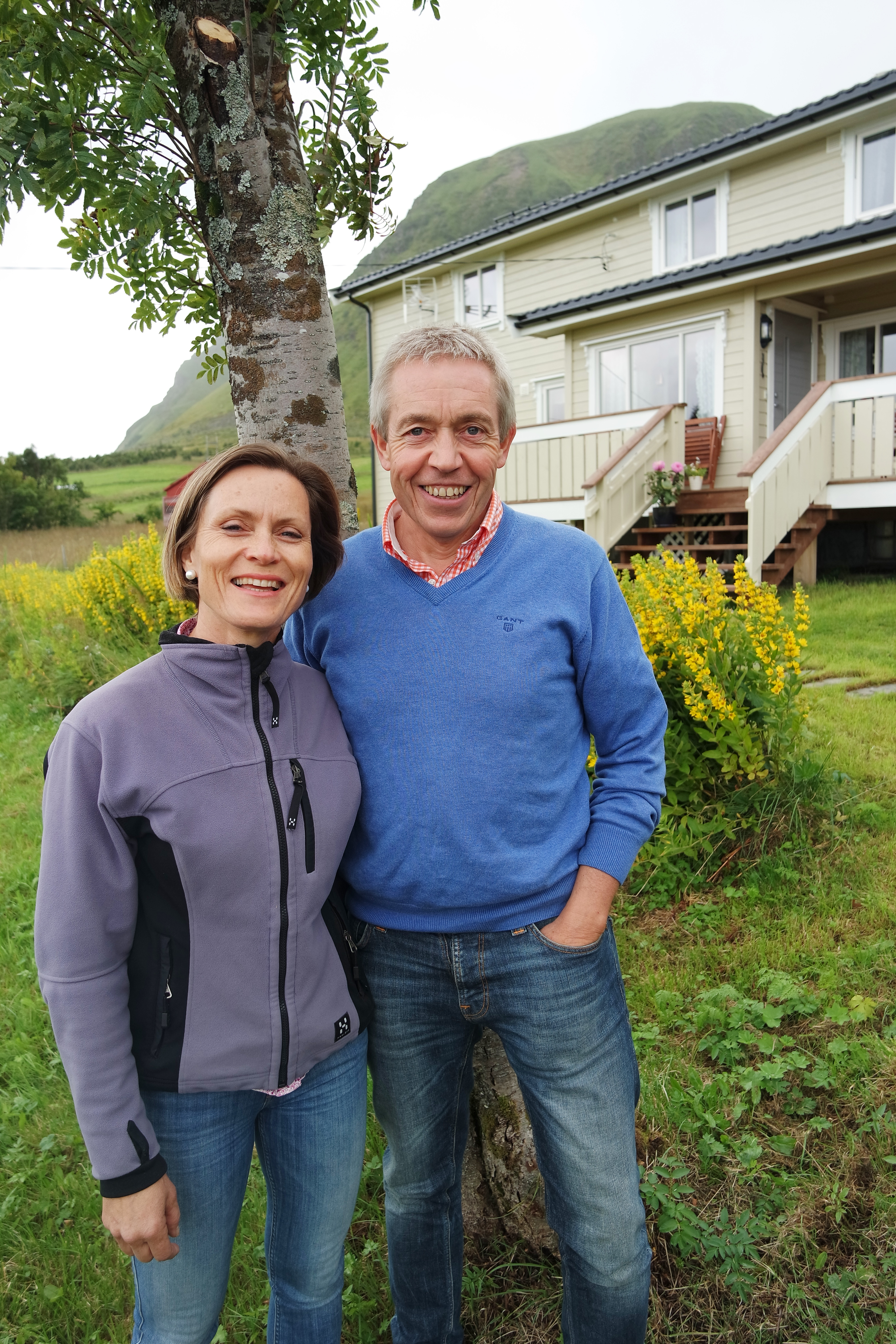 PENDLER: Gunhild og Ståle Stenersen har gjort huset i Lofoten til sitt hjem nummer to. Hit reiser de så snart de har ferie. Utvendig er de snart ferdig med det som måtte gjøres.