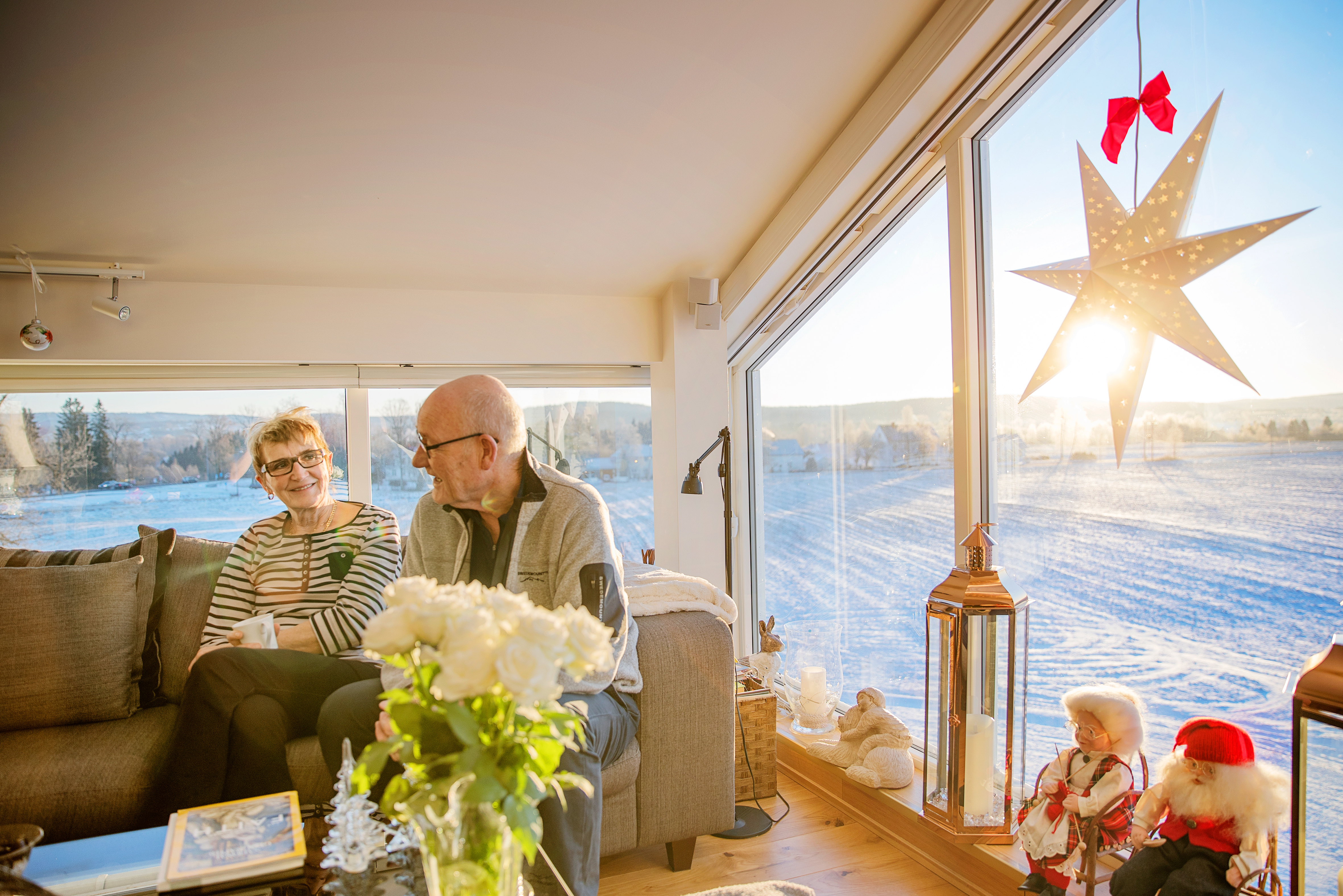 MYE LYS: De store vinduene slipper inn mye godt lys i leiligheten på Eidsvoll. 