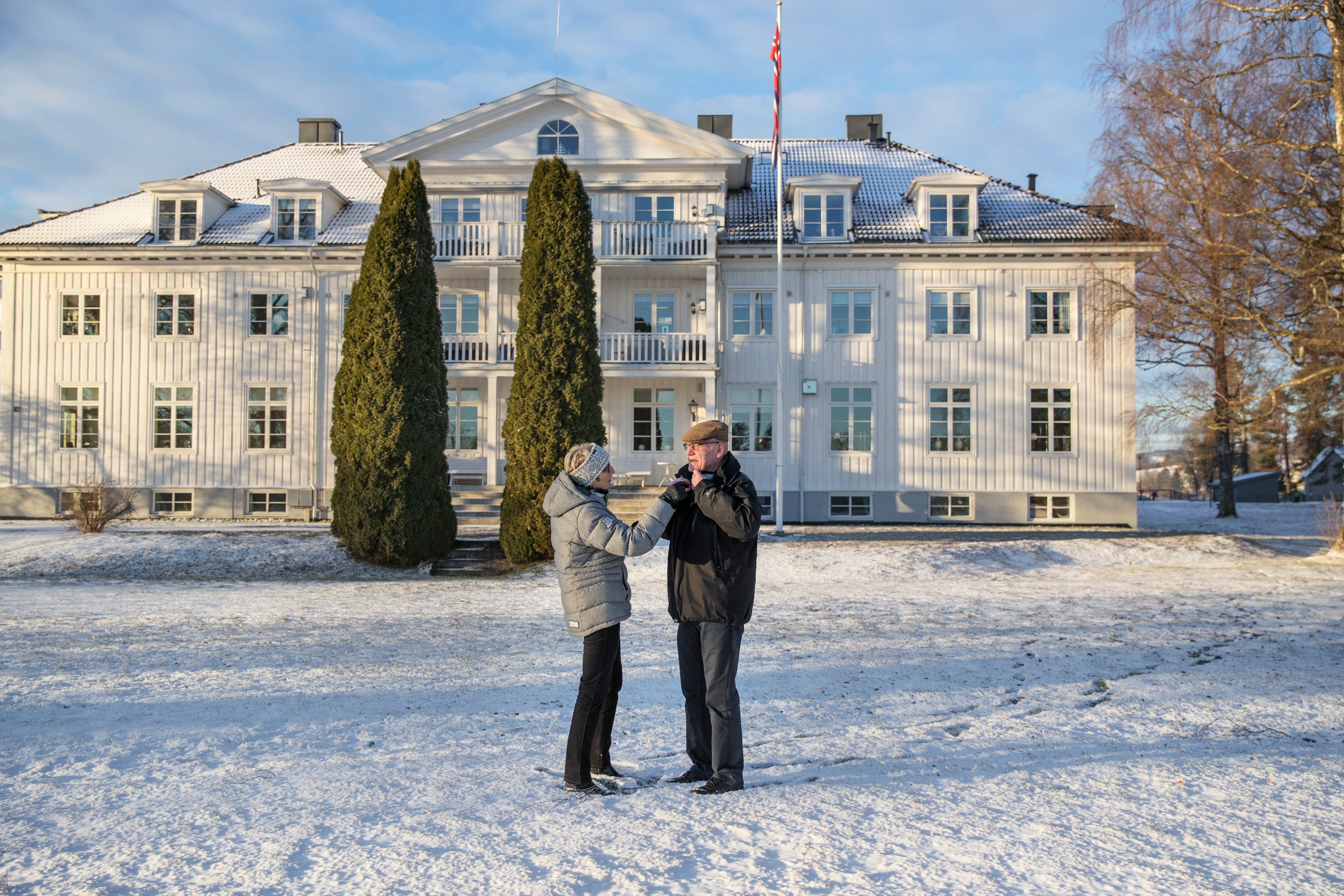 HUSMORSKOLE: Karin Langaard (66) og Terje Noreng (69) kjøpte leiligheten på Doyén for seks år siden. Den gamle dalen av komplekset har vært både husmorskole og videregående skole.