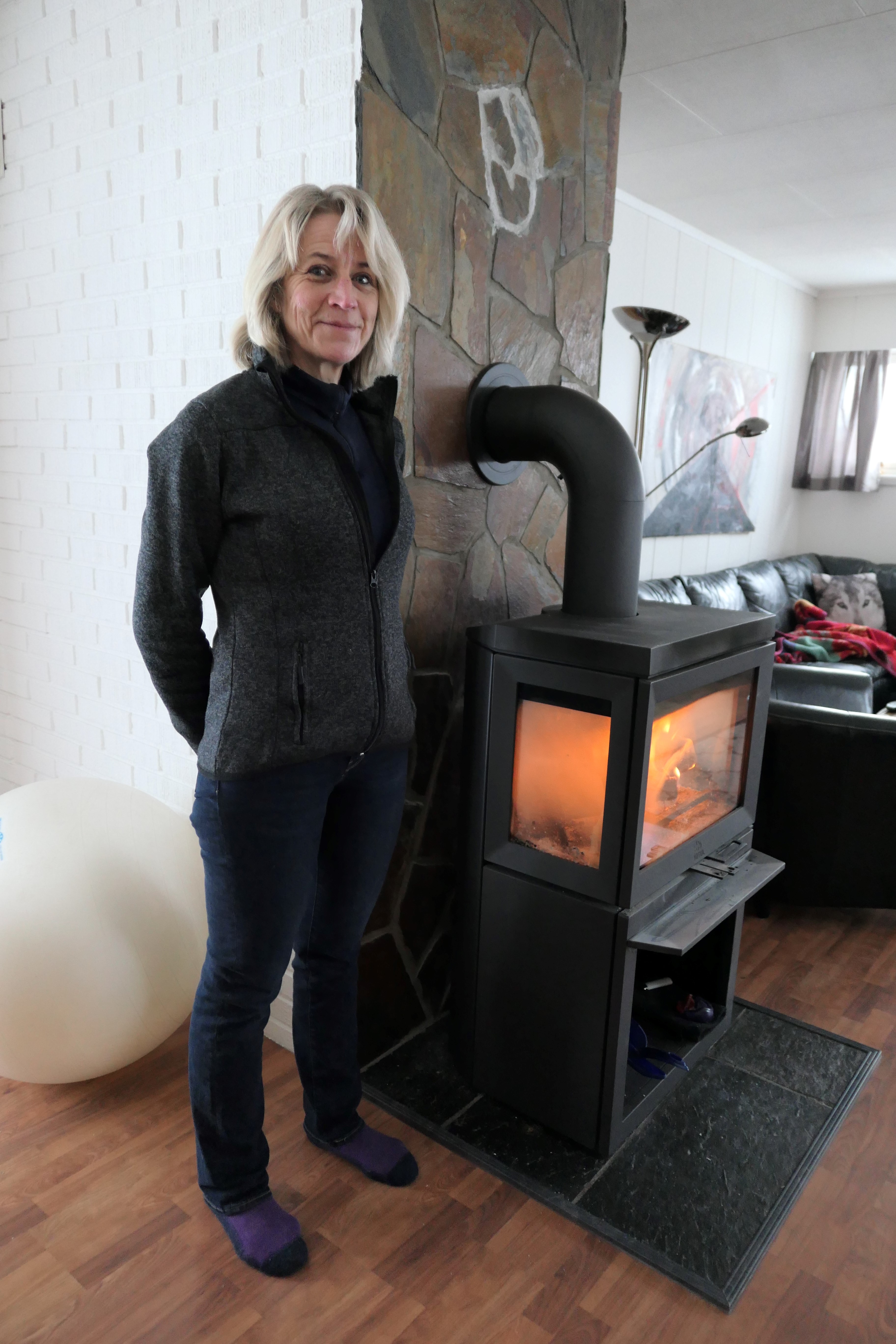 Torunn Garder m&aring;tte f&aring; et nytt firma til &aring; installere ovnen riktig. Foto: Kari G. D&oslash;lgaard