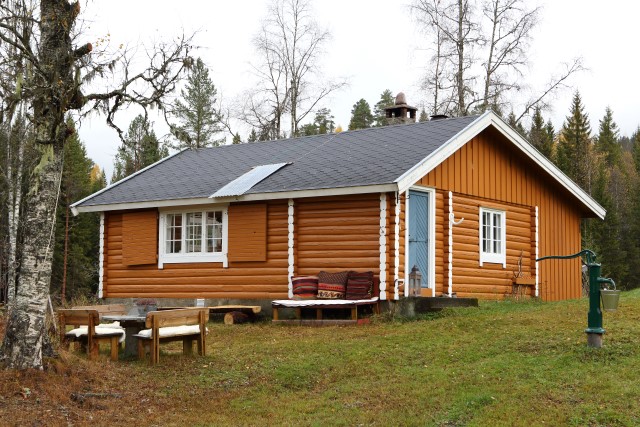 Gammel, enkel hytte.