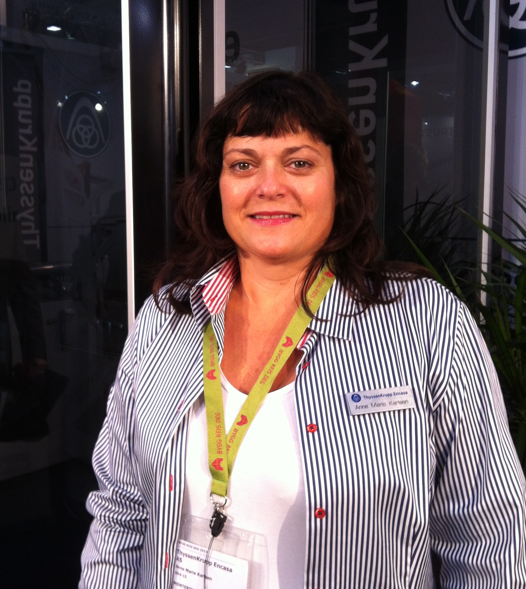 NYTTIG: Anne Marie Karlsen hos ThyssenKrupp mener løfteplattform i sjakt både er et godt og rimelig alternativ til mennesker som sliter med å forsere trapper. Den billigste modellen koster under 200 000 kroner ferdig montert og kan settes inn i de fleste boliger. 