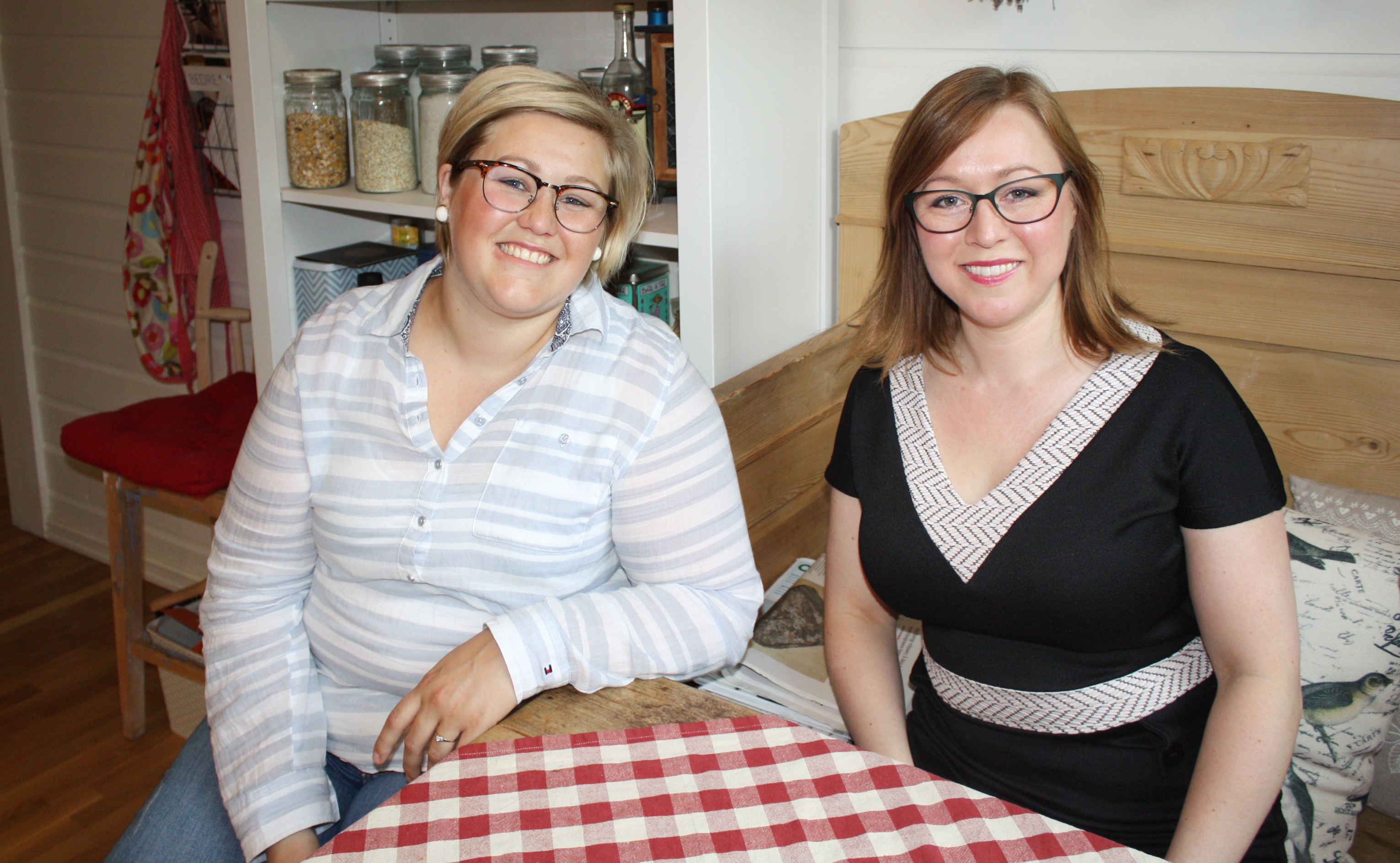 Johanne og Inga Maria Nesmann valgte å kjøpe  leilighet sammen for to år siden. Søstrene trives godt sammen, og sier de har blitt kjent på en helt ny måte. 