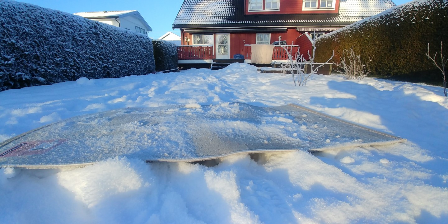 BRUK VINTEREN: Rens teppet i den fine, myke snøen - og benytt anledningen til å avrime fryseren. Foto: Eva Stensrud / Nina Granlund Sæther.