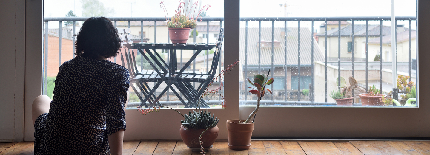 Store nedbørsmengder på balkong. Vannet må ledes vekk for å unngå skader.