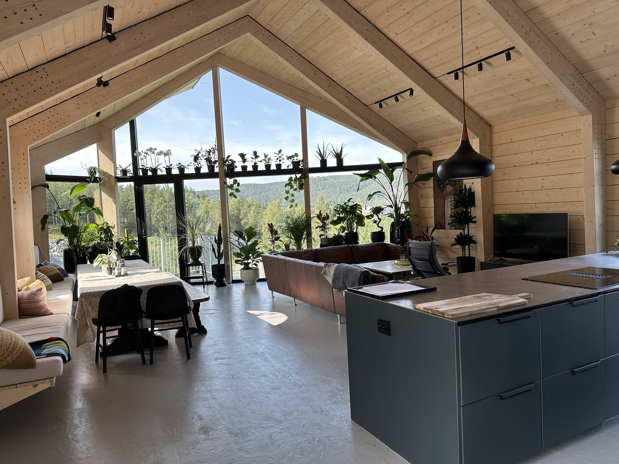 GR&Aring;TT GULV: Industrigulvet gir muligheten til &aring; kj&oslash;re lav gulvvarme. Om sommeren svaler det ned bygningen. 