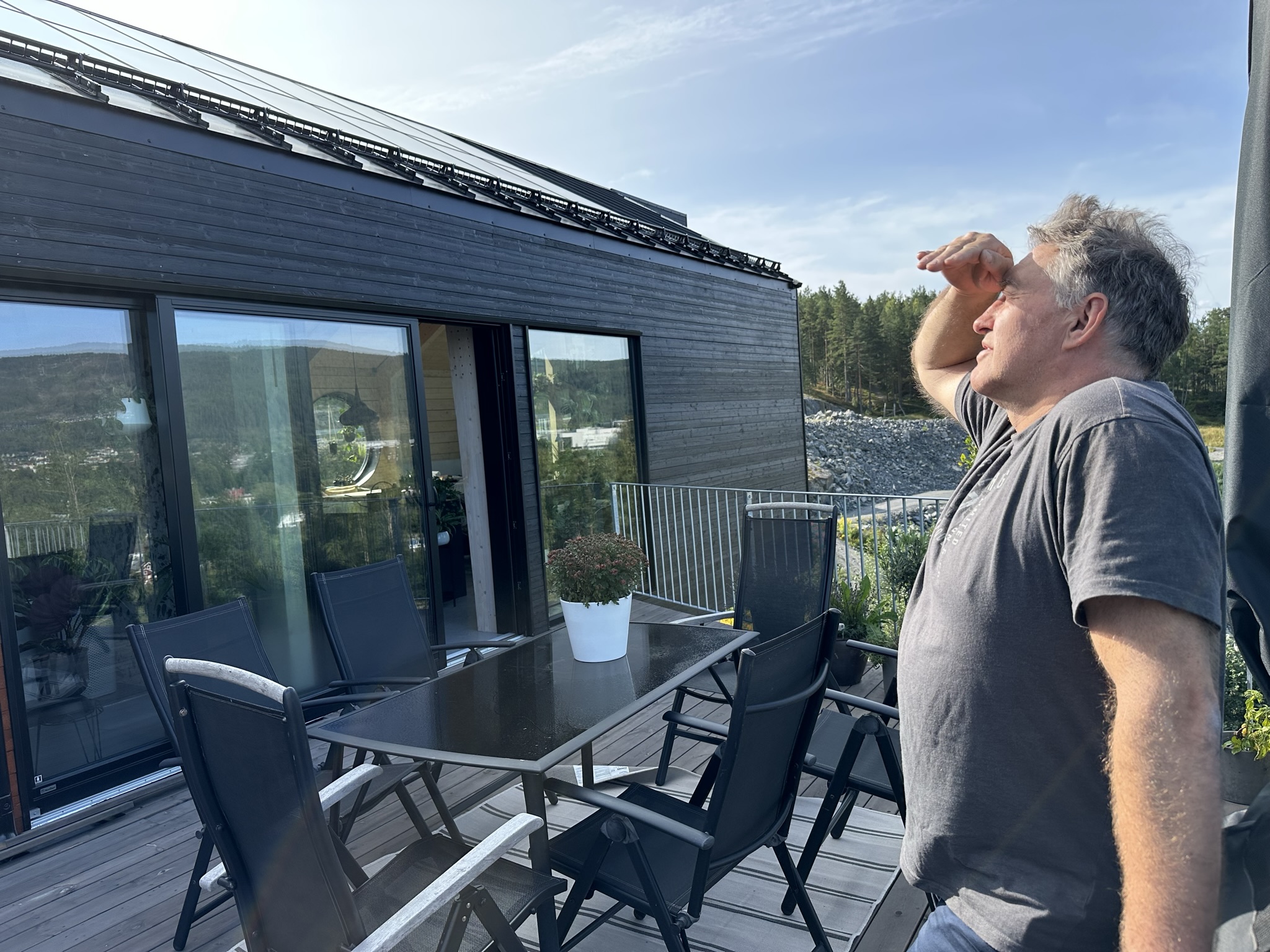 SOL: Med solceller mot b&aring;de &oslash;st og vest begynner str&oslash;mproduksjonen tidlig i sommerm&aring;nedene og varer til langt p&aring; kveld. Overskuddsstr&oslash;m selger han til nettet for 1,1 kroner per kWh. 