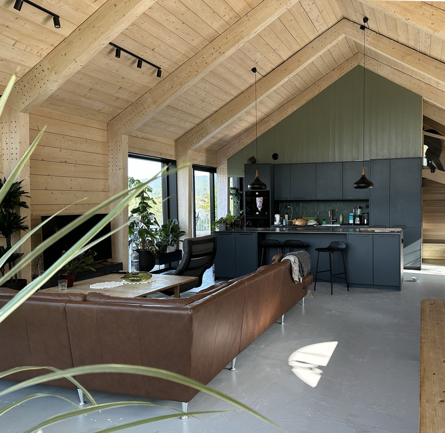 LUN STEMNING: Med mye treverk har boligen f&aring;tt en lun stemning.