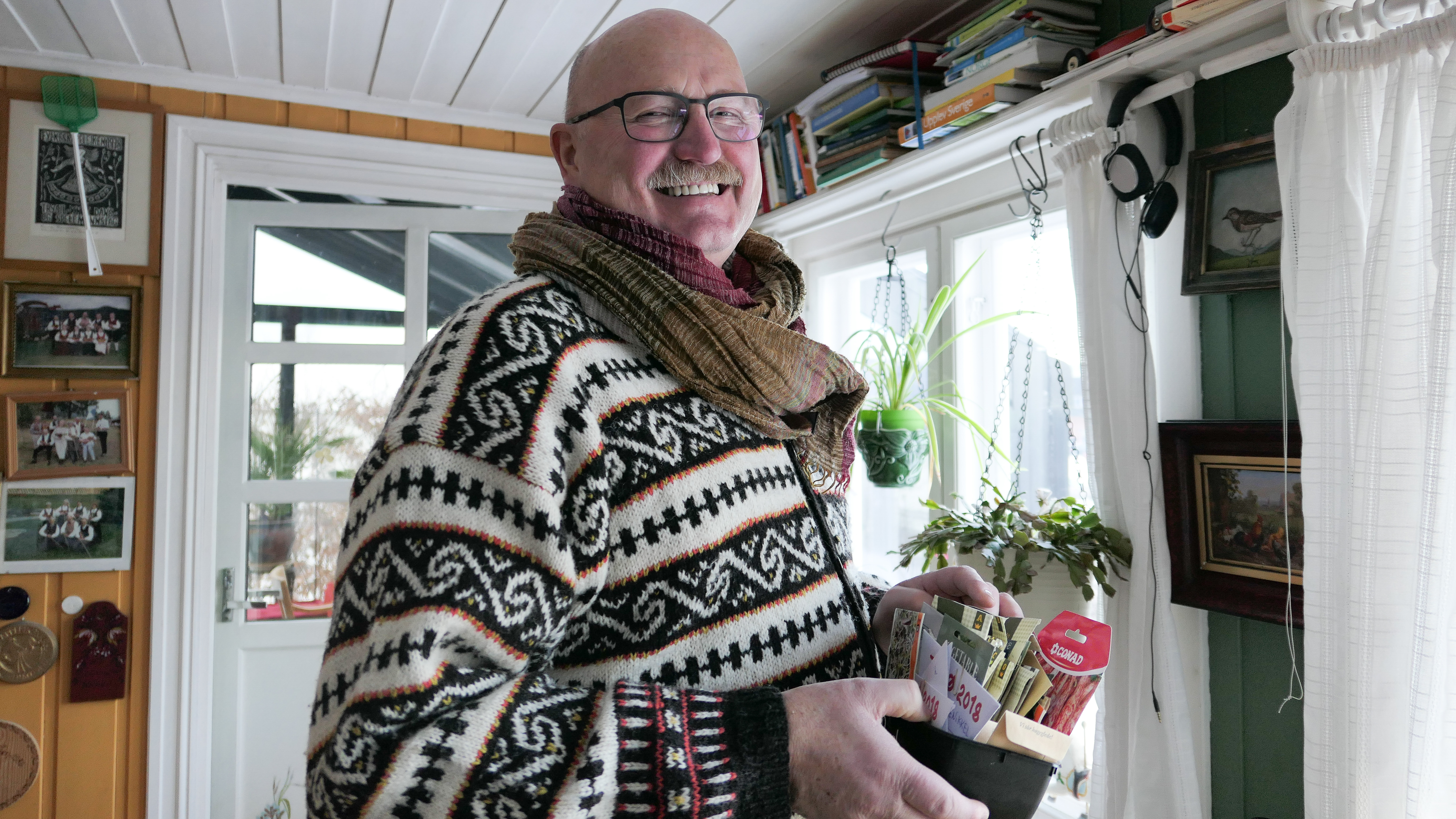 Allerede i januar starter Odd B. Hauge å så planter som er senvokste. På den måten sikrer han seg at plantene har et godt rotsystem og er blitt hardføre før han skal sette dem ut. 