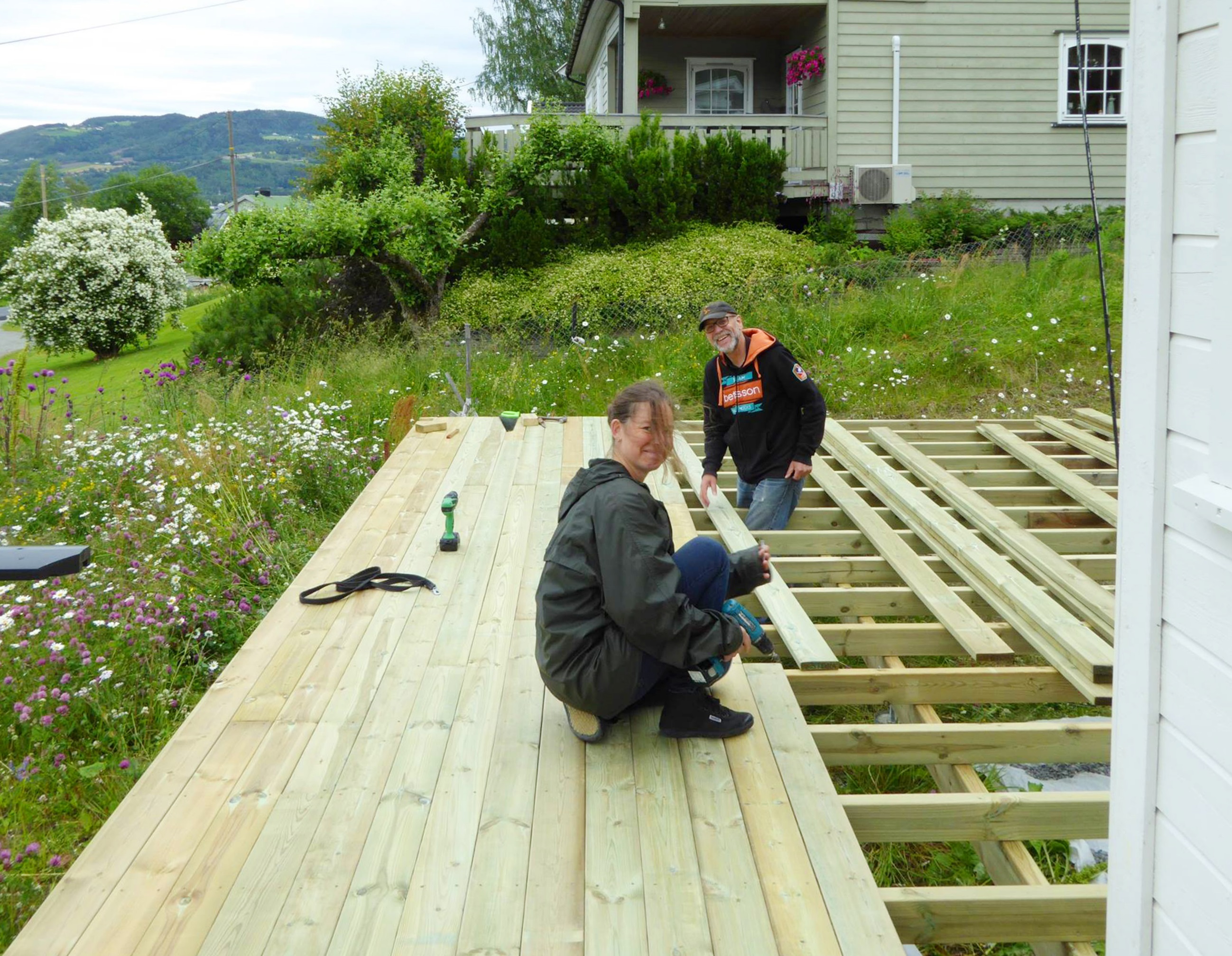 DUGNAD:Allier deg med fingerferdige venner og familie, s&aring; g&aring;r arbeidet som en lek i tillegg til at du sparer penger.