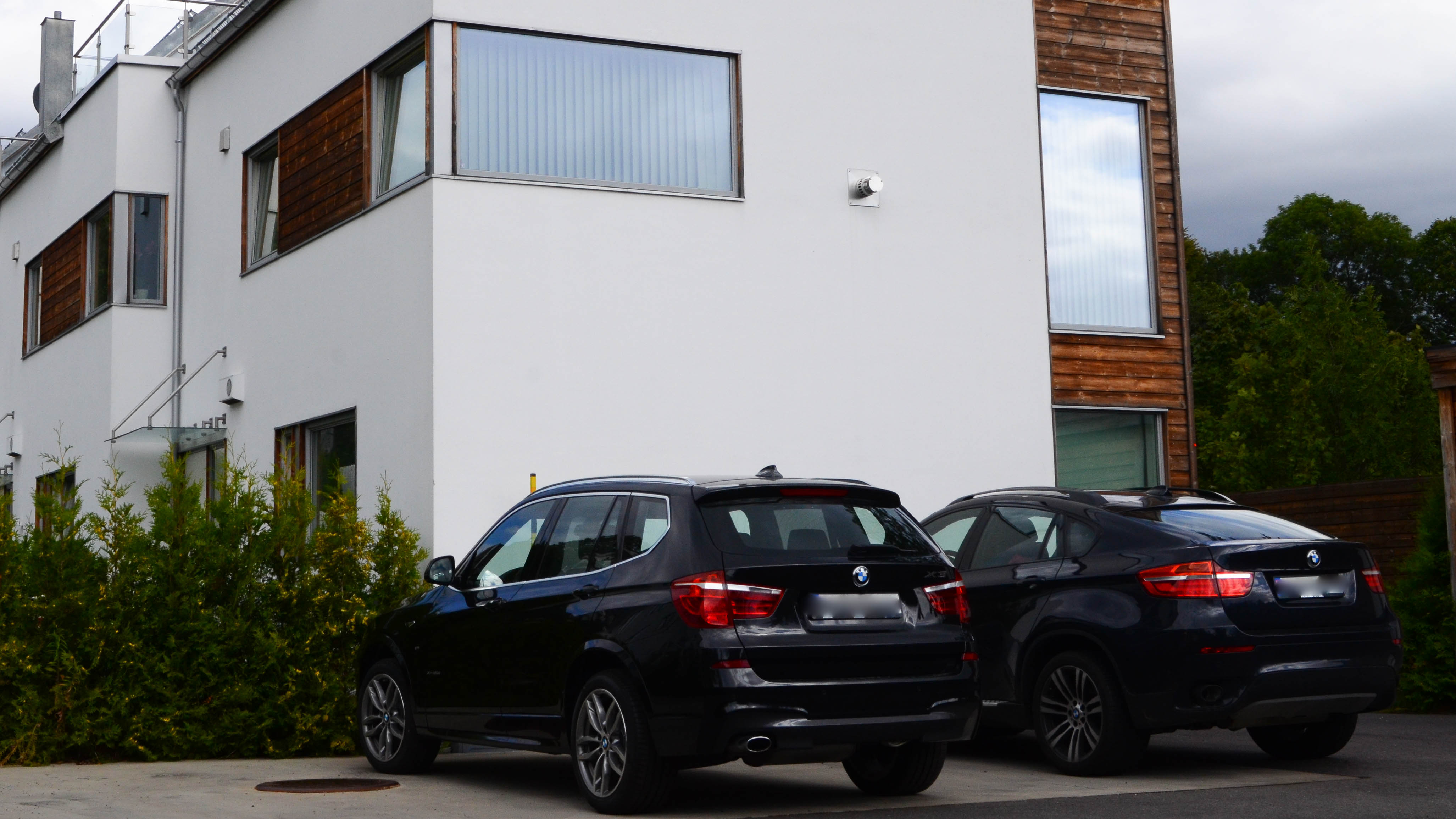 To parkerte biler utenfor bolig. 