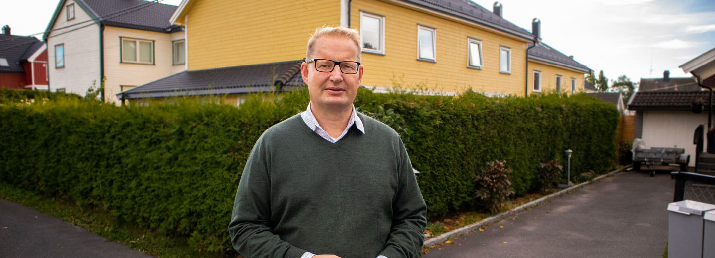  Carsten Pihl foran boliger.