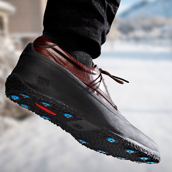 Hva med kalosjer utstyrt med pigger? Da vil du v&aelig;re b&aring;de t&oslash;rrskodd og trygg p&aring; is. Foto: enklereliv.no