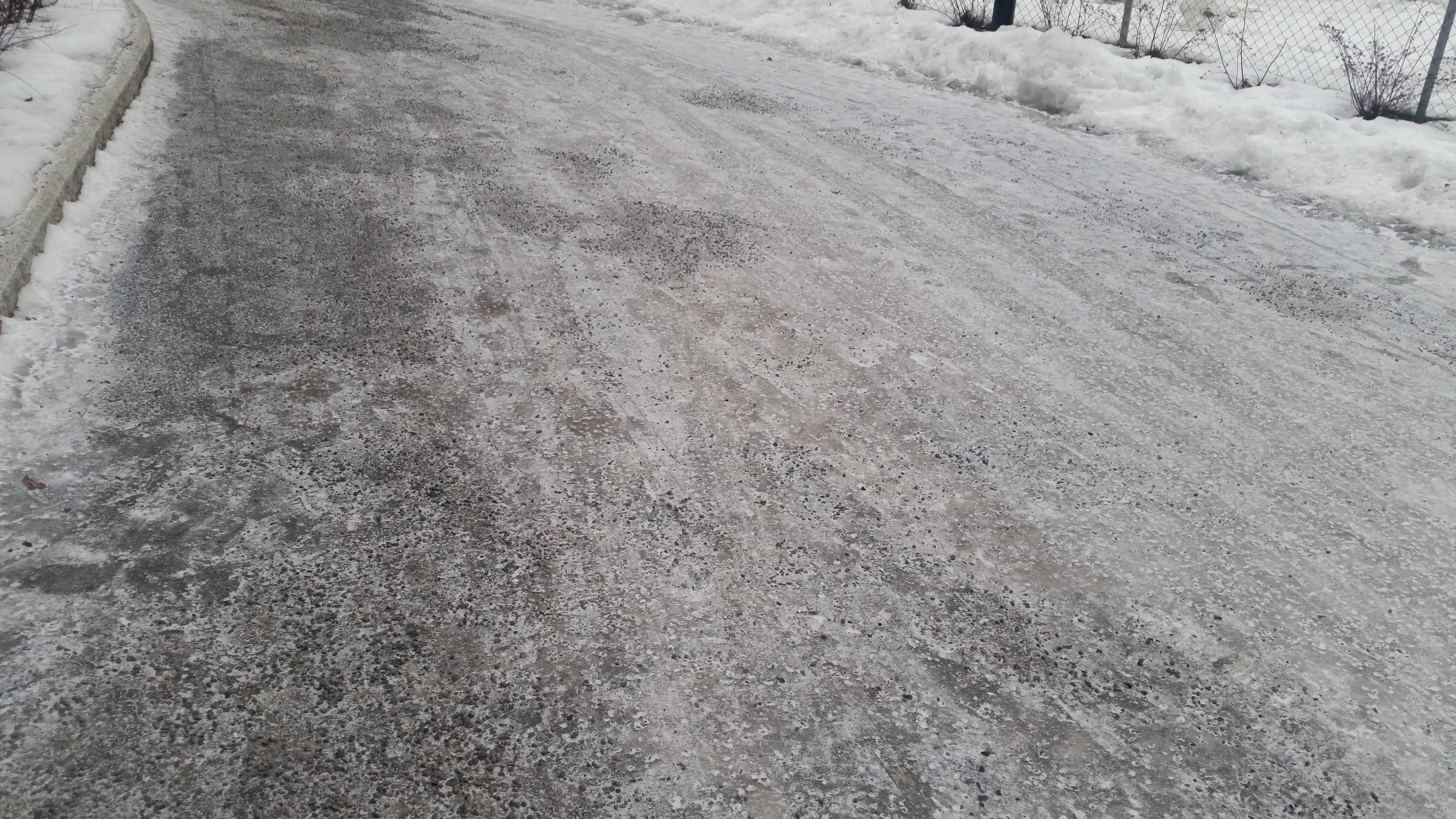 &Aring; str&oslash; med sand kan ogs&aring; v&aelig;re en l&oslash;sning n&aring;r holka ligger der. Foto: Linda &Oslash;rstavik &Ouml;berg