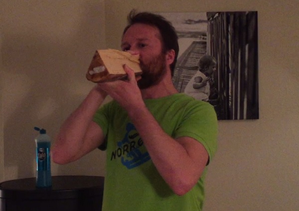 TØRR VED: Videoen nederst i artikkelen viser hvordan du kan sjekke at veden er tørr nok.