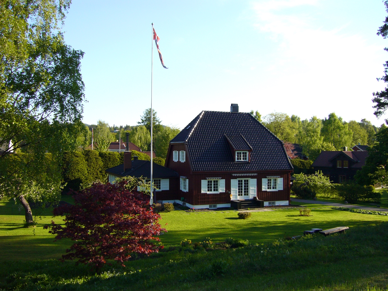 FLOTT: Det er flott med flaggstang - og ekstra flott er det hvis den er ekstra høy, synes de fleste å mene i dag. 