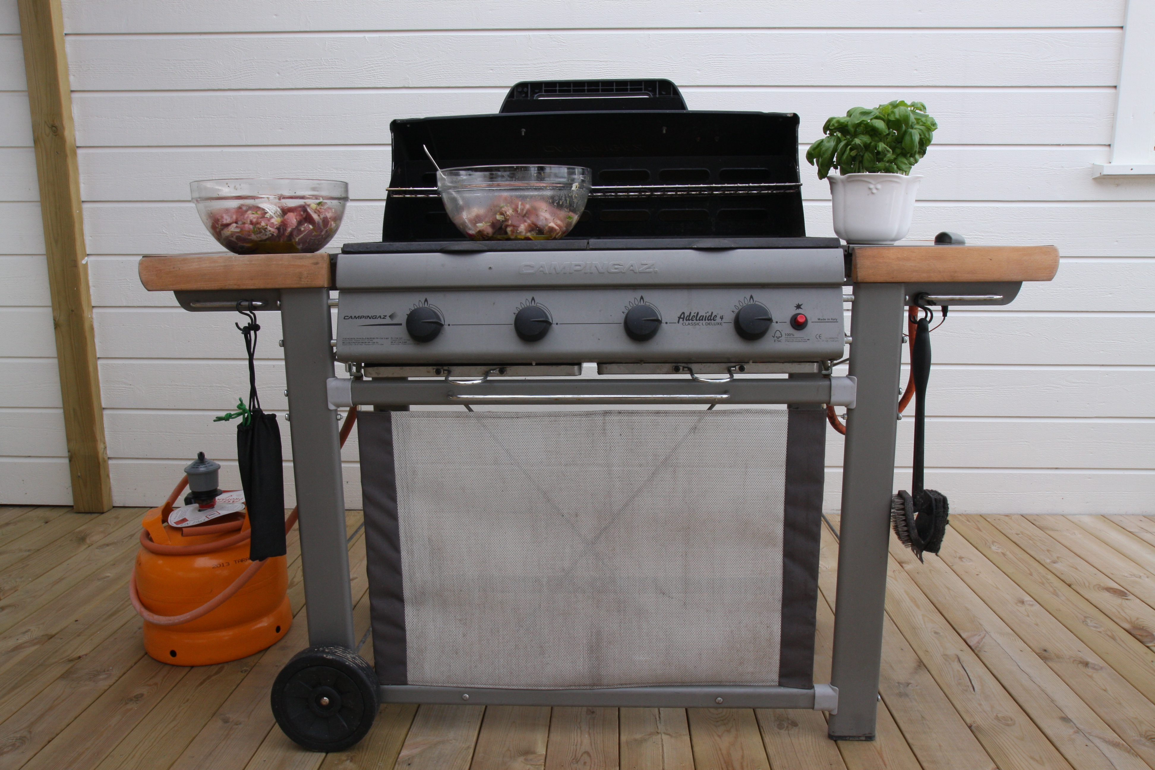 Plasser grillen i trygg avstand til vegg og framtak, og sett gassflasken ved siden av grillen. Foto: Kari Gjertrud Dølgaard