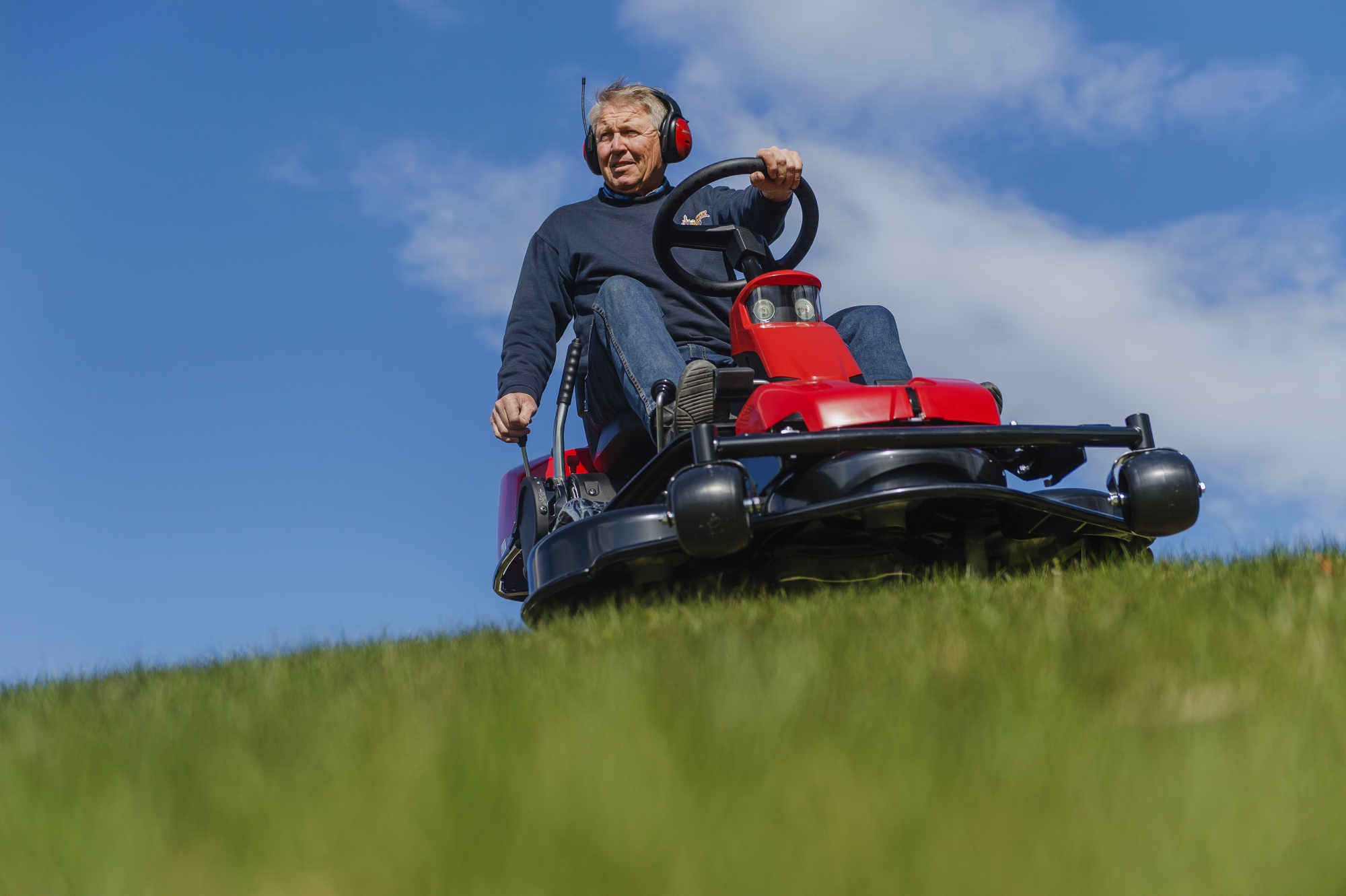 STØY: Norge er et land med høy tetthet av motoriserte hageredskaper. Lov om helligdagsfred gjør at de ikke kan brukes når som helst. Foto: Hampus Lundgren. 