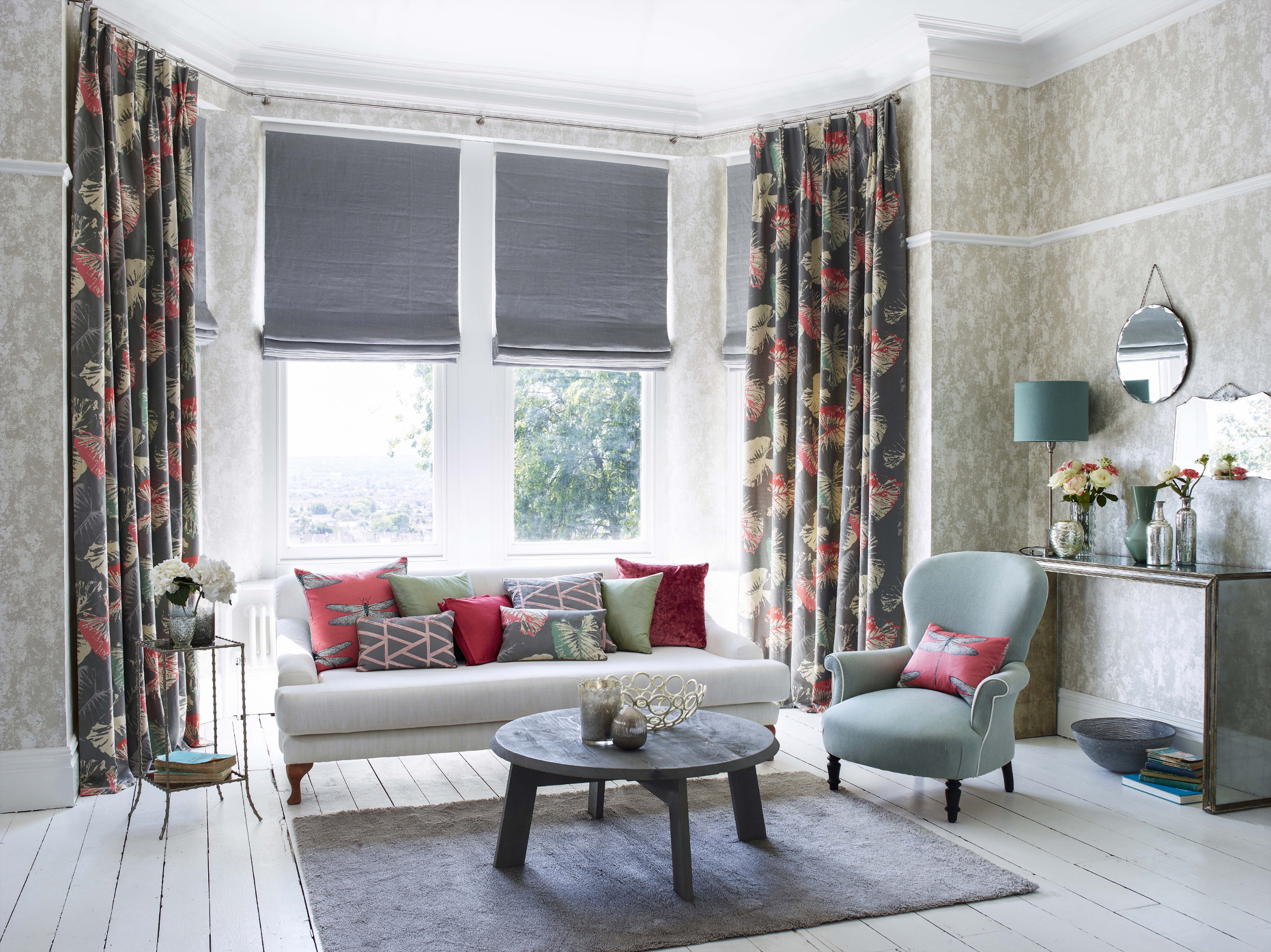 GOD LYD: Mye tekstiler og mange potteplanter demper romklangen. Men den kan også dempes av spesialtapet og spesialplater på veggene. Foto: IFI.