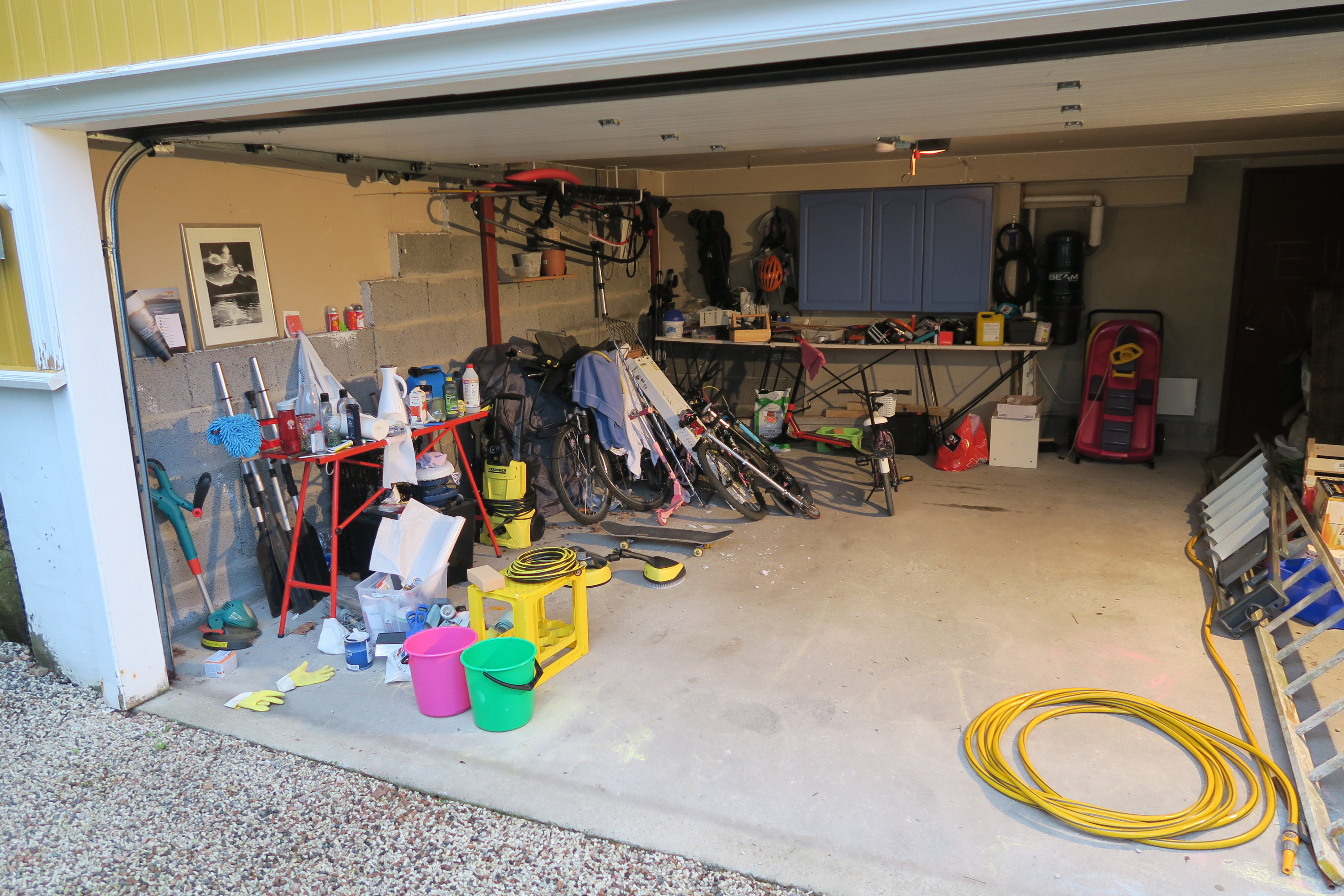 Ser garasjen slik ut? Hiv alt ut og sorter Foto: Robert Walmann/IFI