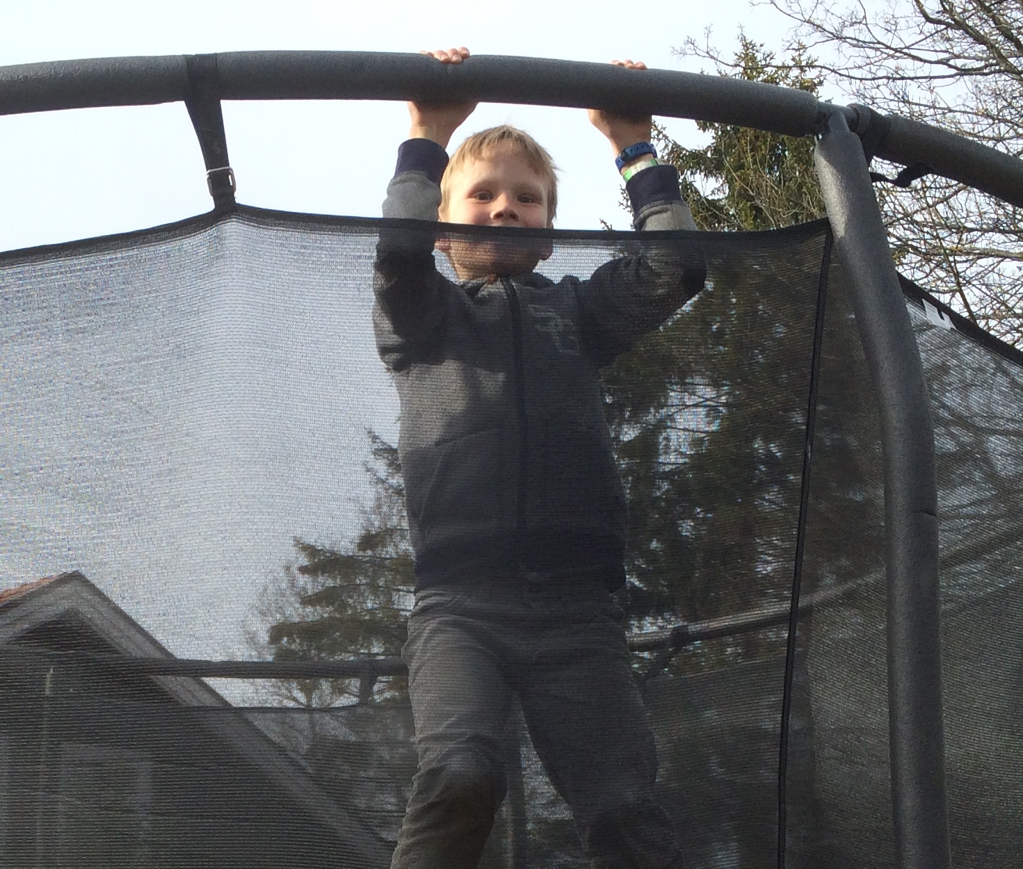 MORO: Trampoline er alltid populært blant store og små barn, men slurver du med sikkerheten er faren for skader stor. 