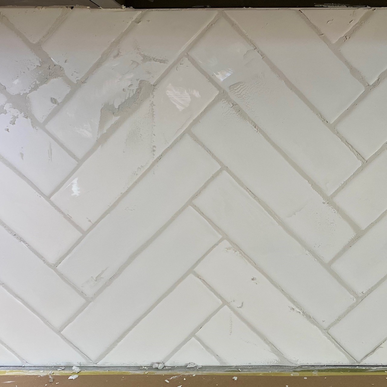 Detaljbilde av fliser med fugemasse.