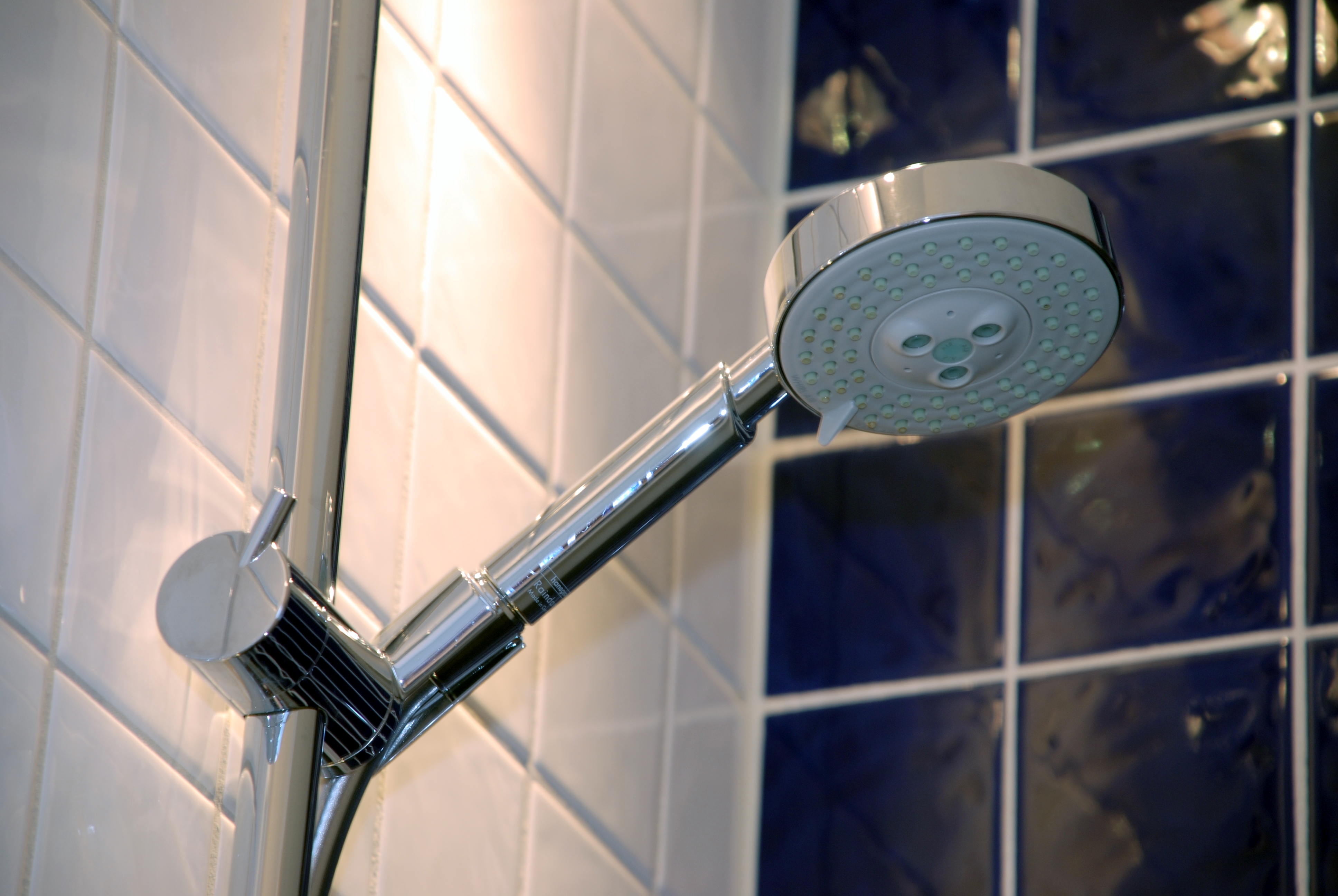 DUSJNISJE: Mange synes dusjnisje ser penest ut. Men vil du ha et baderom som lever lenge, vil dusjkabinett i mange tilfeller være tryggest. Foto: Rikke Åserud.