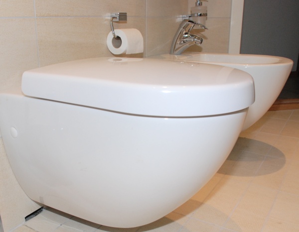 Vegghengt toalett kan gi problemer.