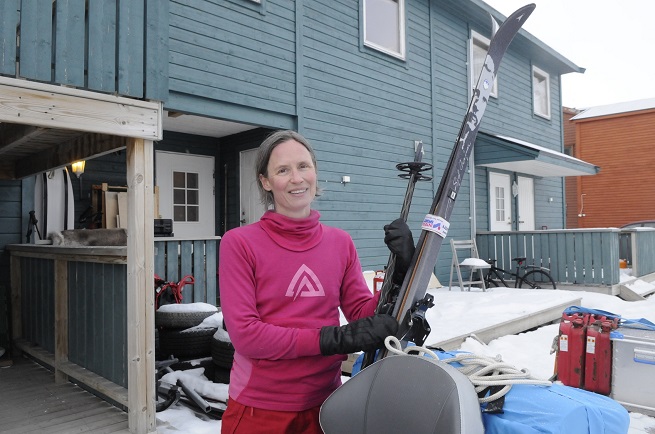 Anna Vader laster snøscooteren for å dra på hyttetur.