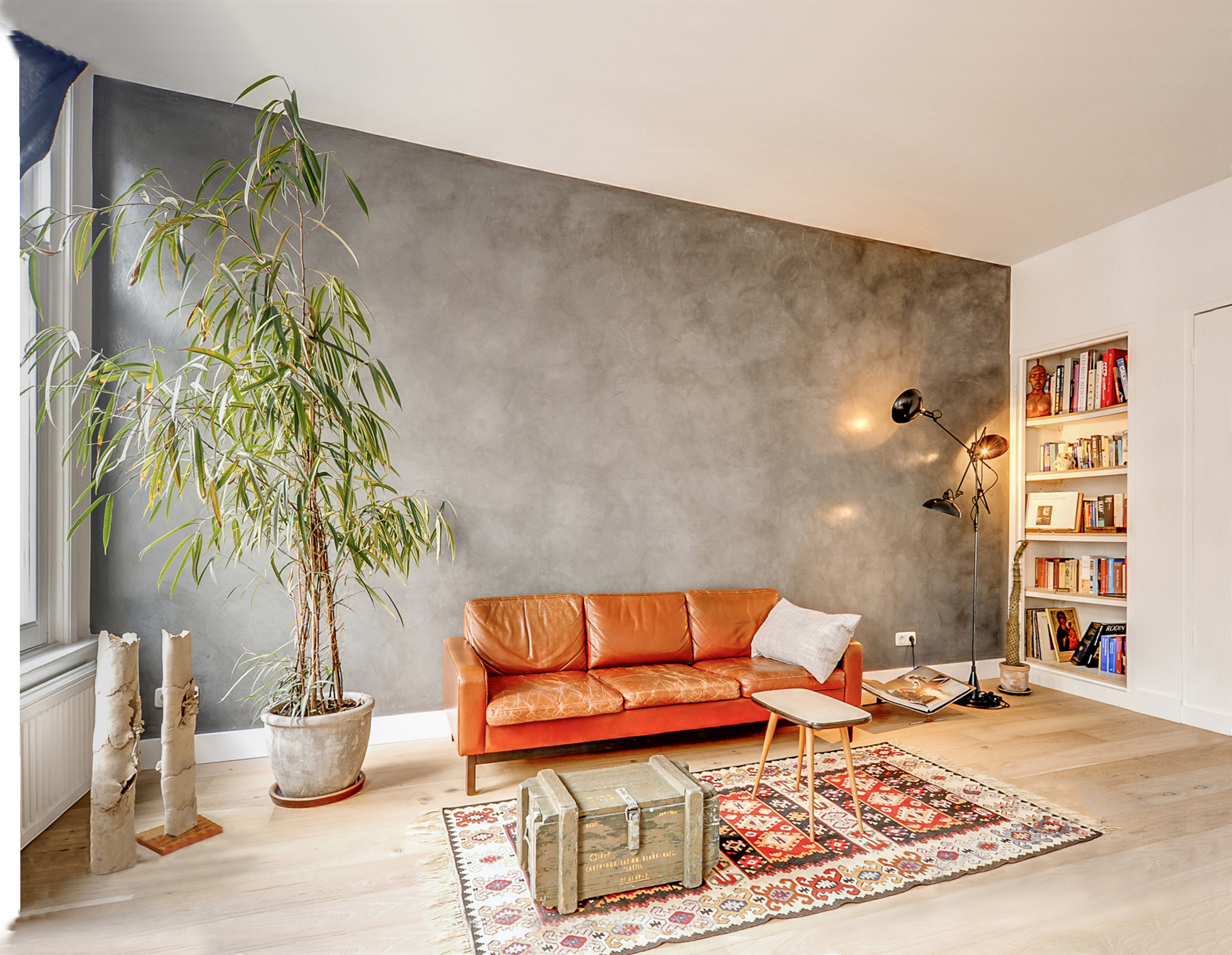 FARGESPILL I GRÅTT: Kalkmalingen er helmatt, men har samtidig en "levende" overflate. Foto: Pure & Original. 